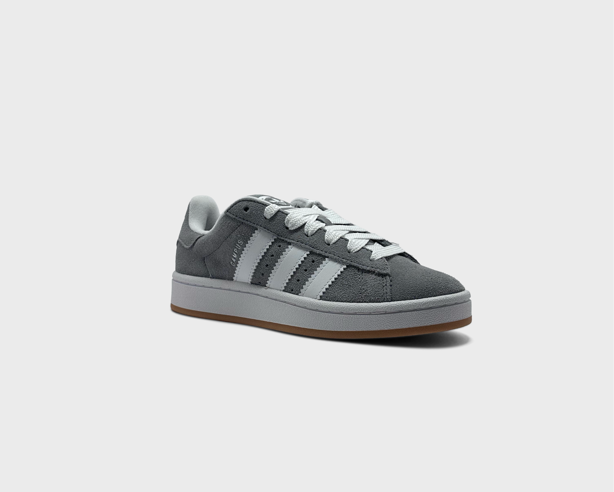 Adidas Campus 00s Light Grey White Sneaker hellgrau weiß schräg von vorne
