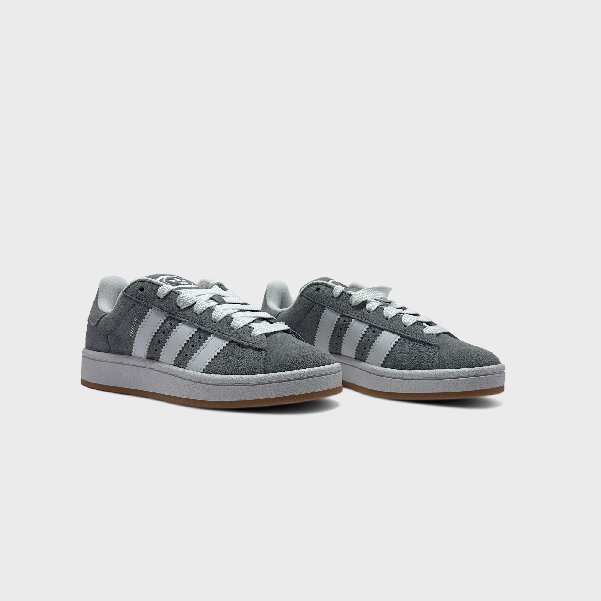 Adidas Campus 00s Light Grey White Sneaker hellgrau weiß Paar schräg von vorne
