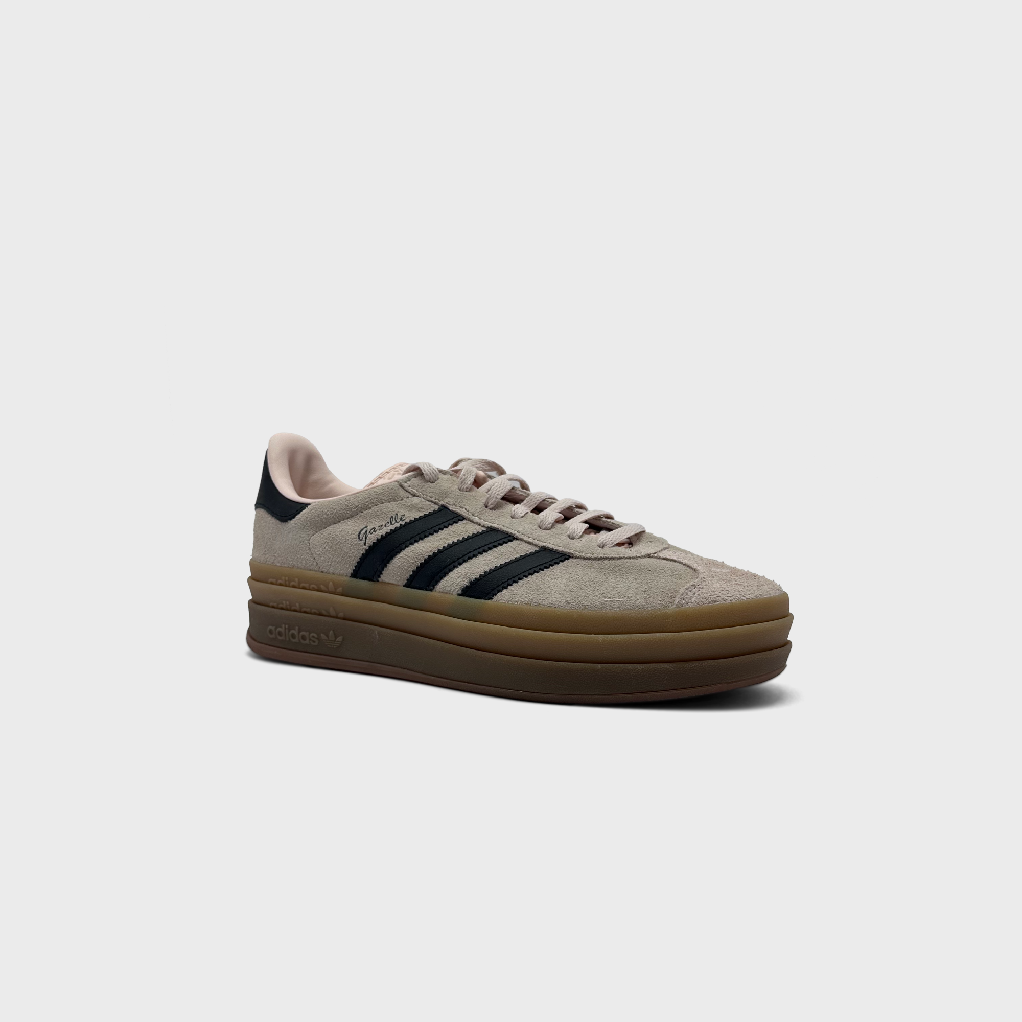 Adidas Gazelle Bold Cream Black Sneaker beige schwarz schräg von vorne
