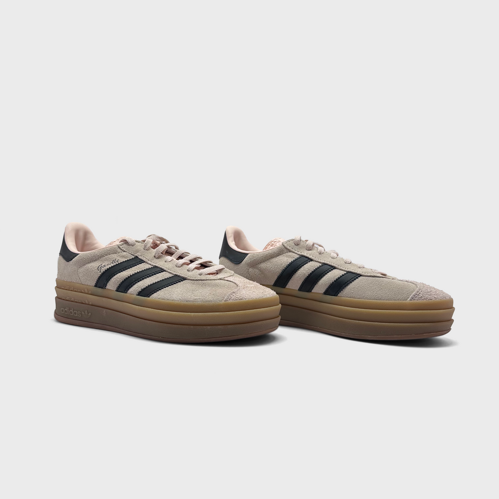 Adidas Gazelle Bold Cream Black Sneaker beige schwarz Paar schräg von vorne
