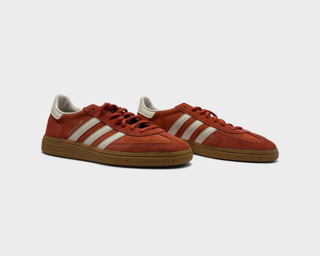 adidas Handball Spezial Preloved Red Cream White Sneaker rot cremeweiß Paar schräg von vorne