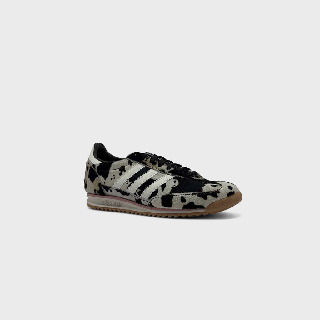 Adidas SL 72 OG Cow Print Sneaker schwarz weiß Kuhmuster schräg von vorne
