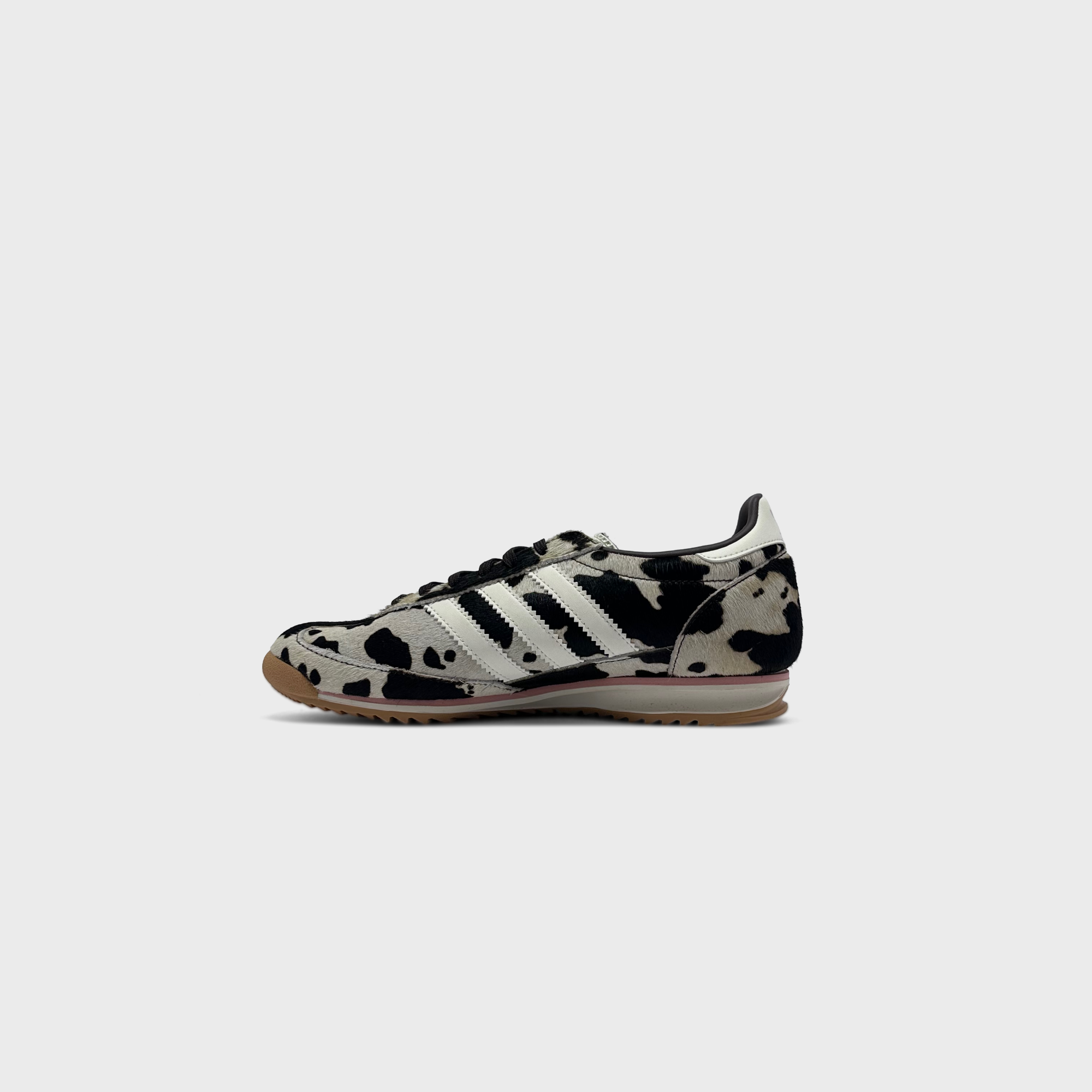 Adidas SL 72 OG Cow Print Sneaker schwarz weiß Kuhmuster Paar schräg von vorne
