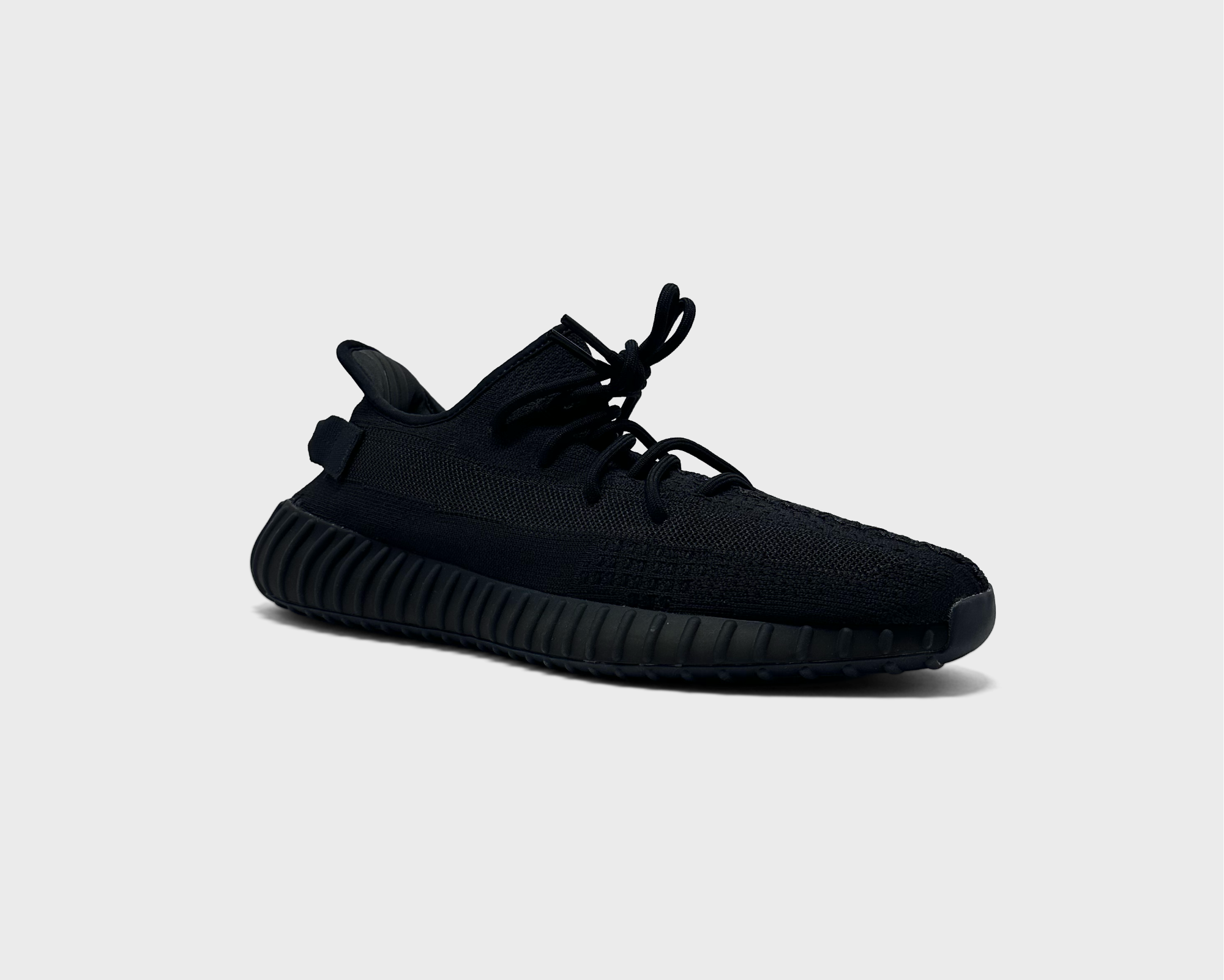 Adidas Yeezy Boost 350 V2 Triple Black Sneaker schwarz schräg von vorne
