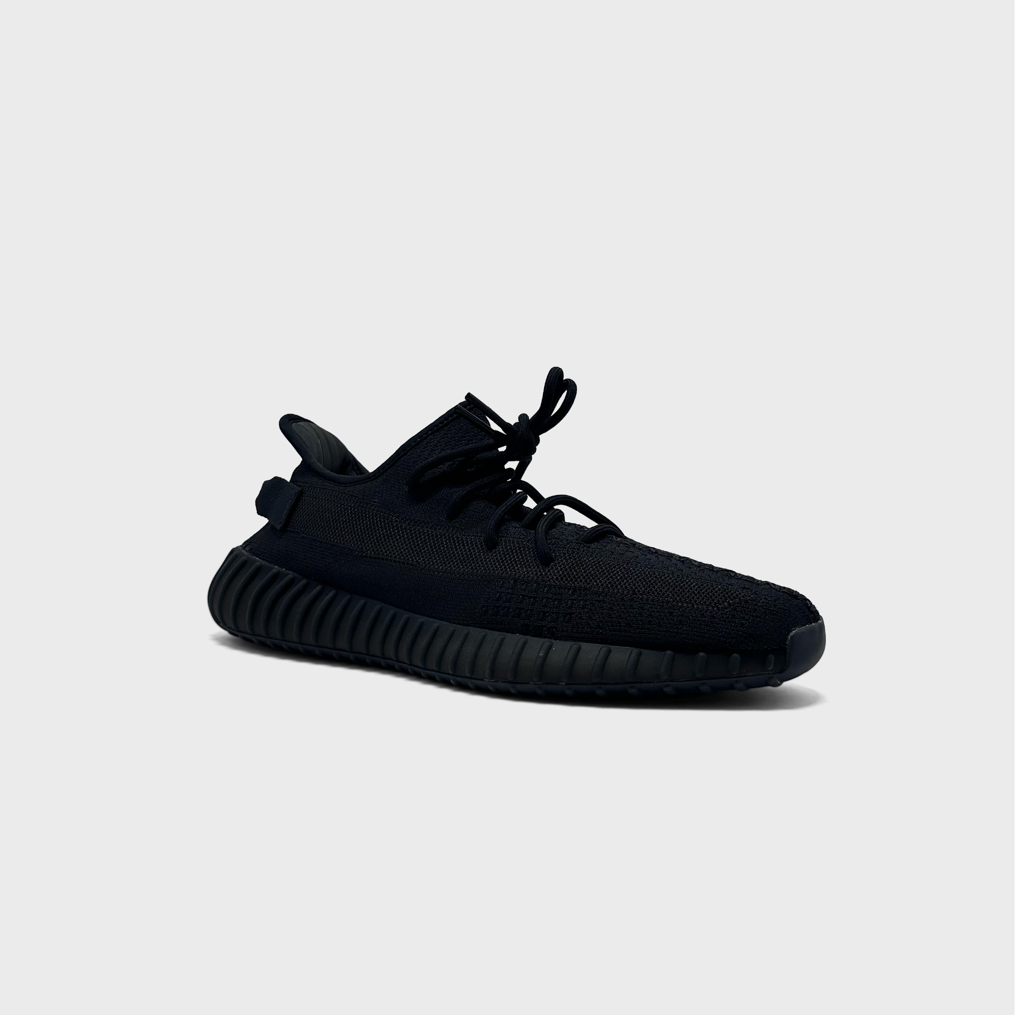 Adidas Yeezy Boost 350 V2 Triple Black Sneaker schwarz schräg von vorne
