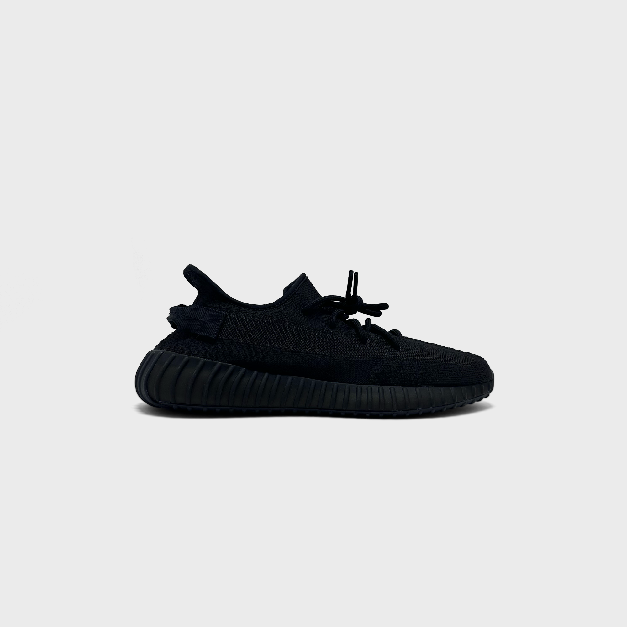 Adidas Yeezy Boost 350 V2 Triple Black Sneaker schwarz Außenseite Seitenansicht
