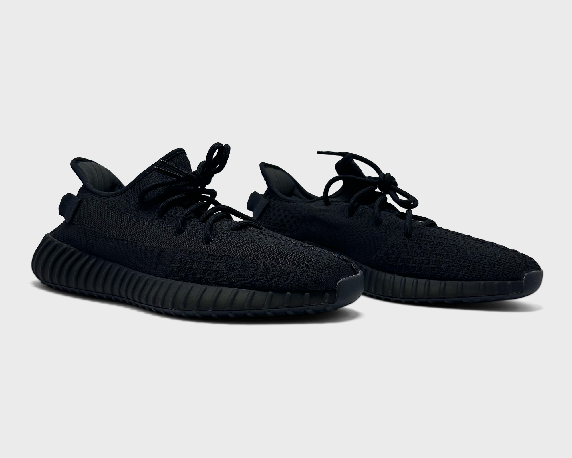 Adidas Yeezy Boost 350 V2 Triple Black Sneaker schwarz Paar schräg von vorne
