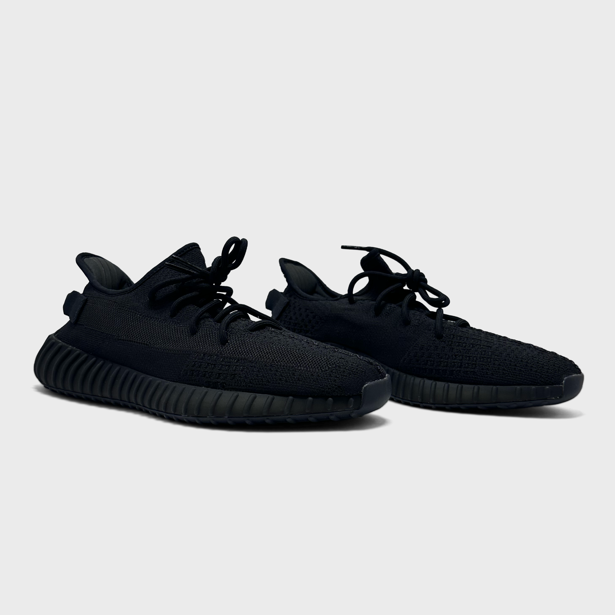 Adidas Yeezy Boost 350 V2 Triple Black Sneaker schwarz Paar schräg von vorne
