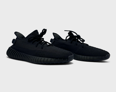 Adidas Yeezy Boost 350 V2 Triple Black Sneaker schwarz Paar schräg von vorne
