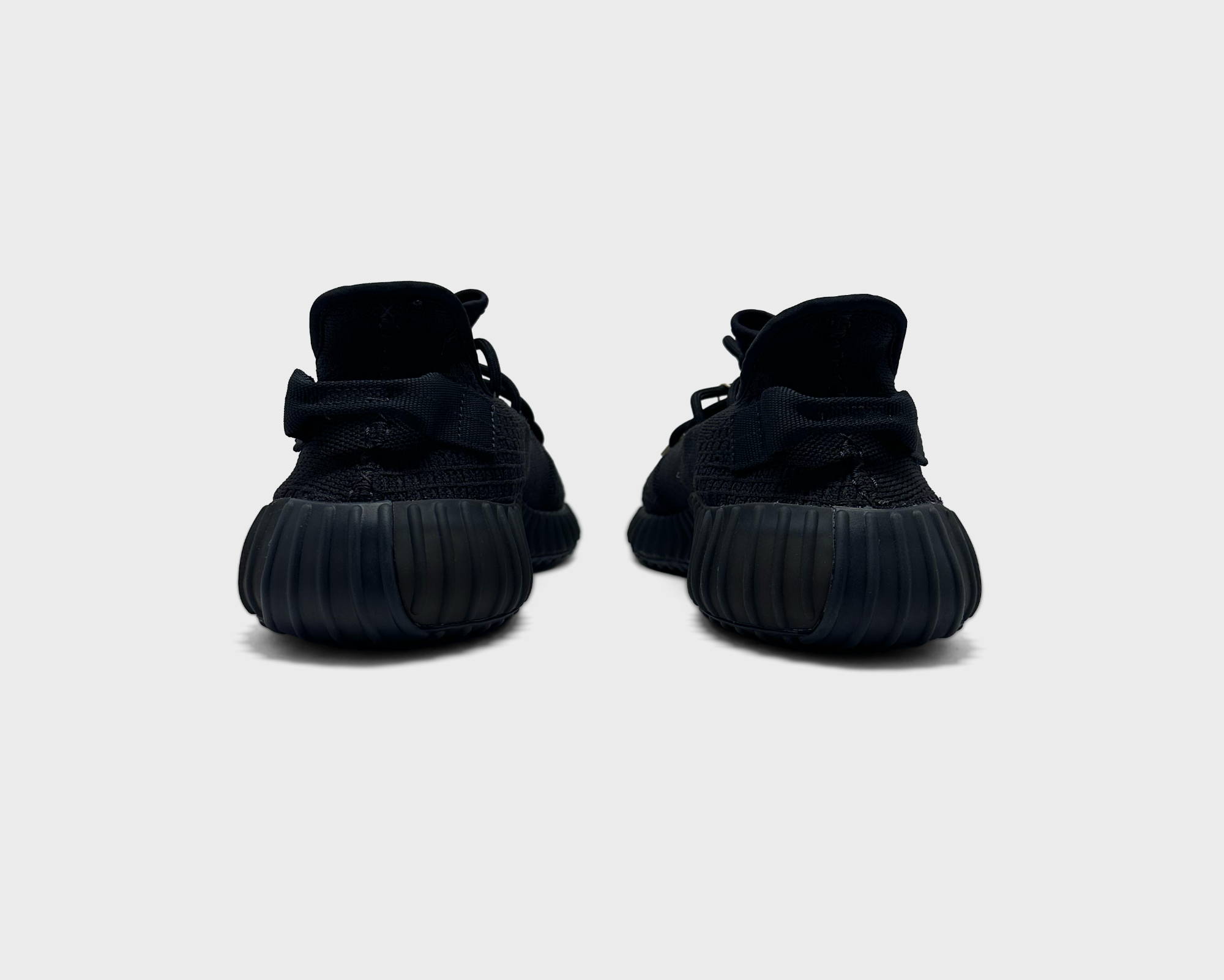Adidas Yeezy Boost 350 V2 Triple Black Sneaker schwarz Sneaker Paar Rückansicht
