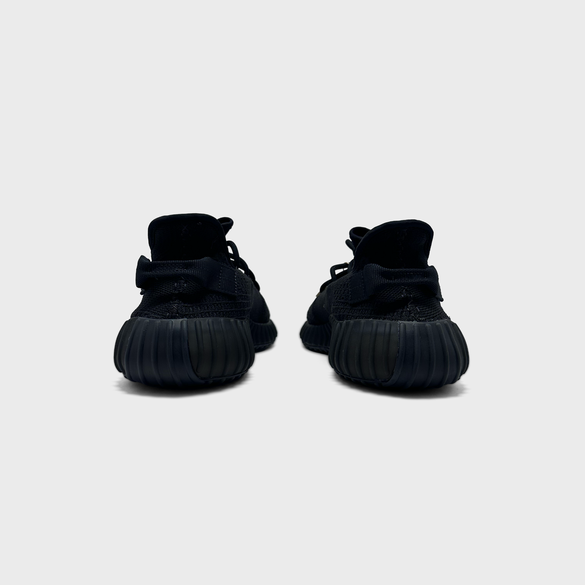 Adidas Yeezy Boost 350 V2 Triple Black Sneaker schwarz Sneaker Paar Rückansicht
