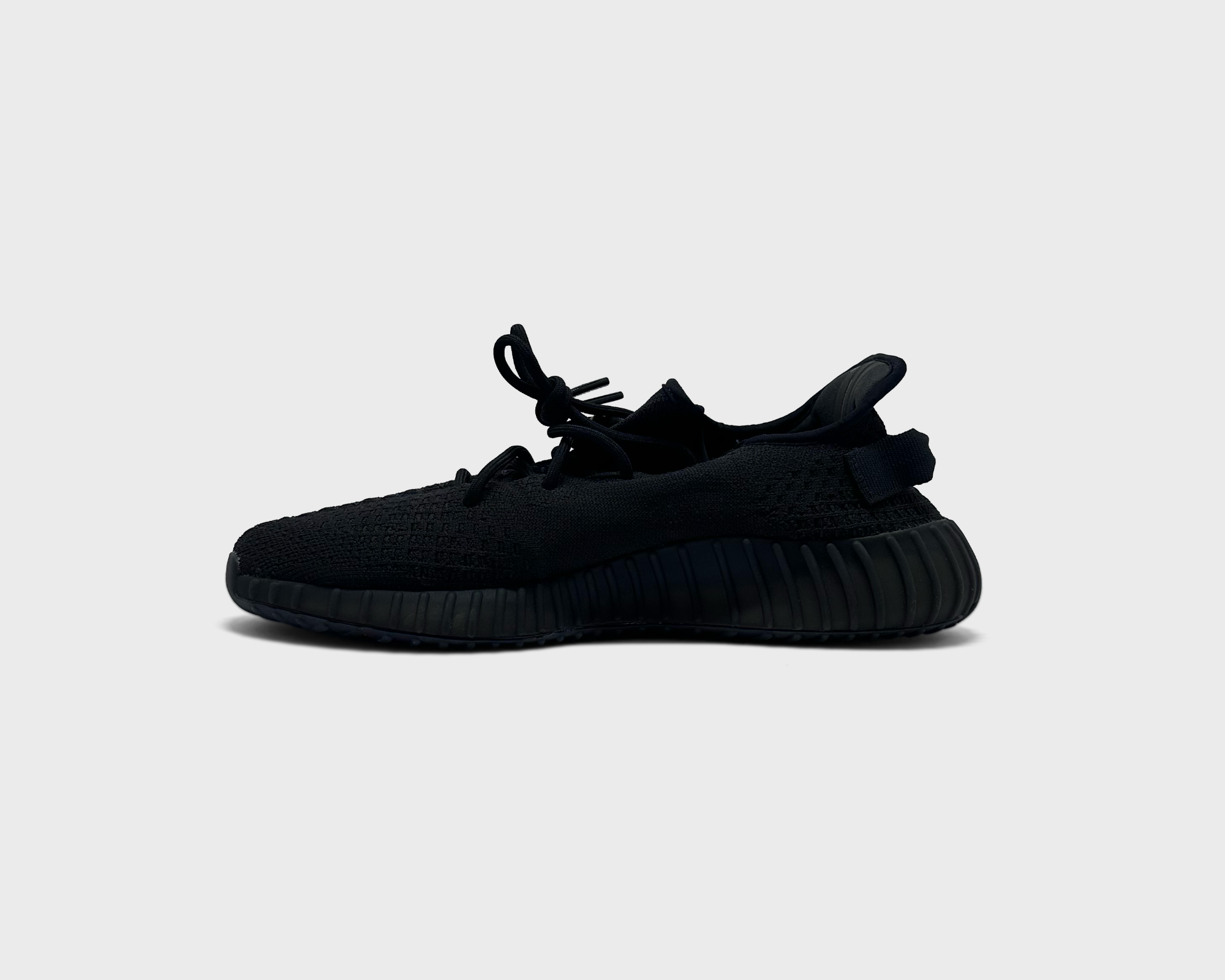 Adidas Yeezy Boost 350 V2 Triple Black Sneaker schwarz Innenseite Seitenansicht
