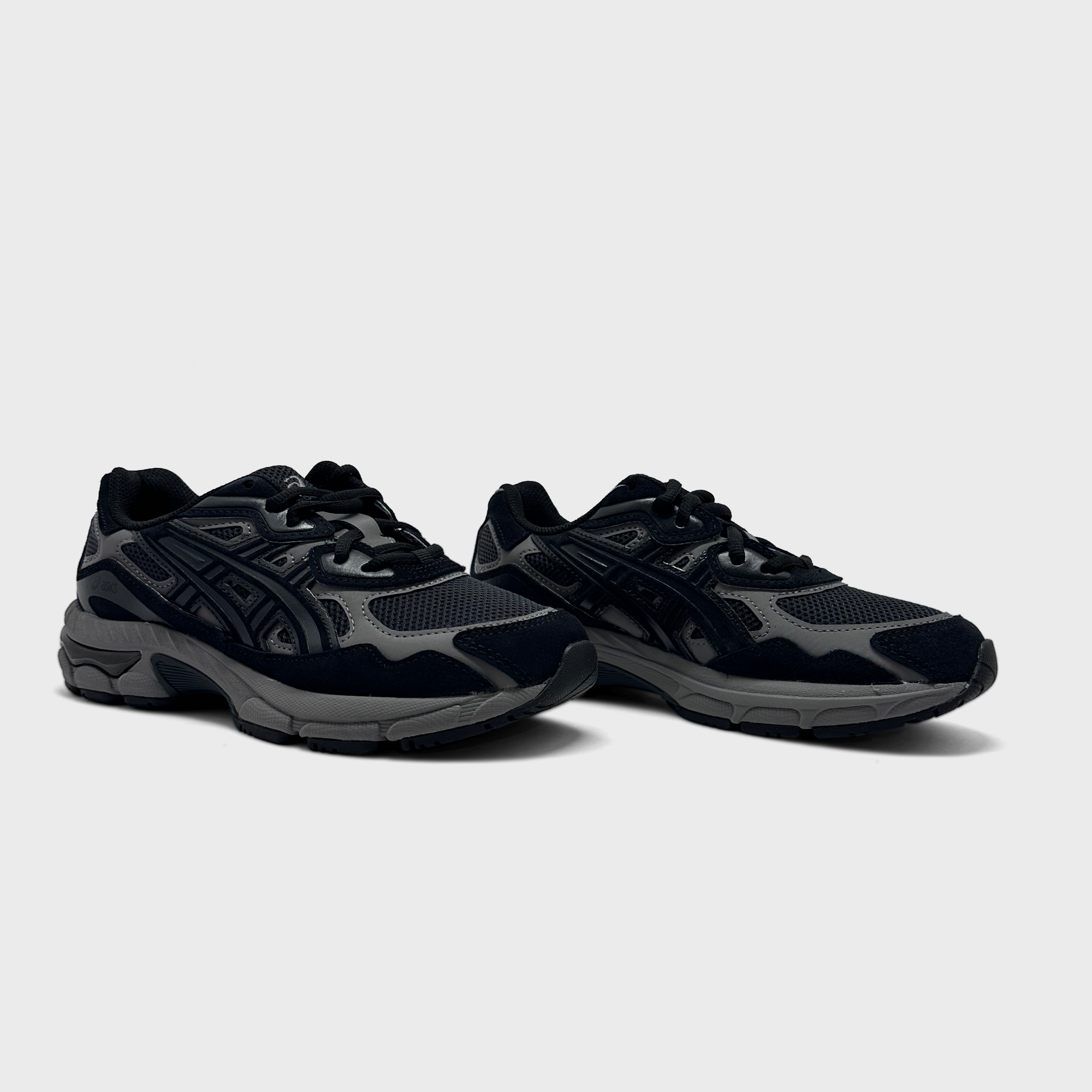 Asics Graphite Grey Black Kids Sneaker grau schwarz Paar schräg von vorne
