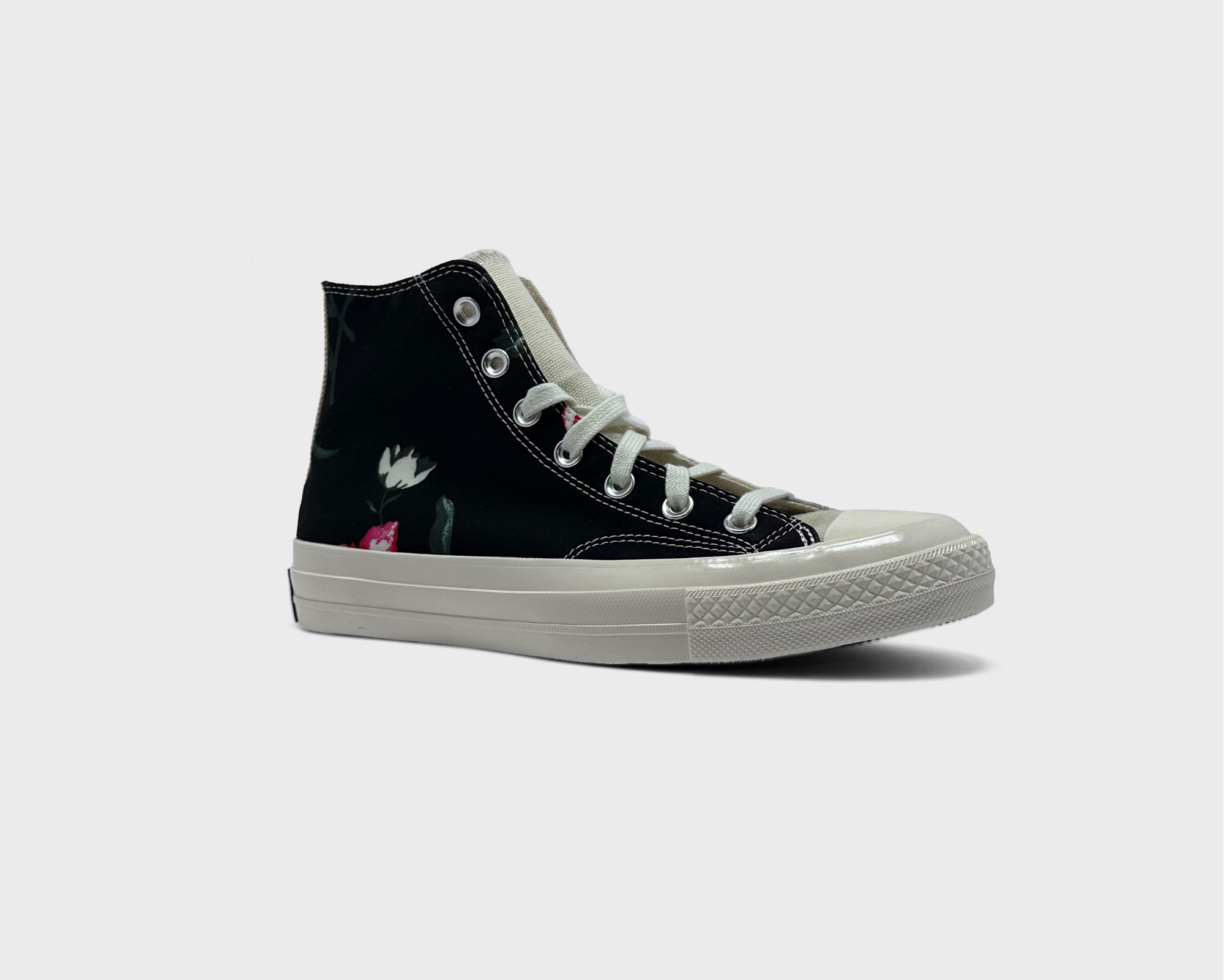 Converse Chuck Taylor All Star Hi Black Floral Sneaker schwarz floral schräg von vorne
