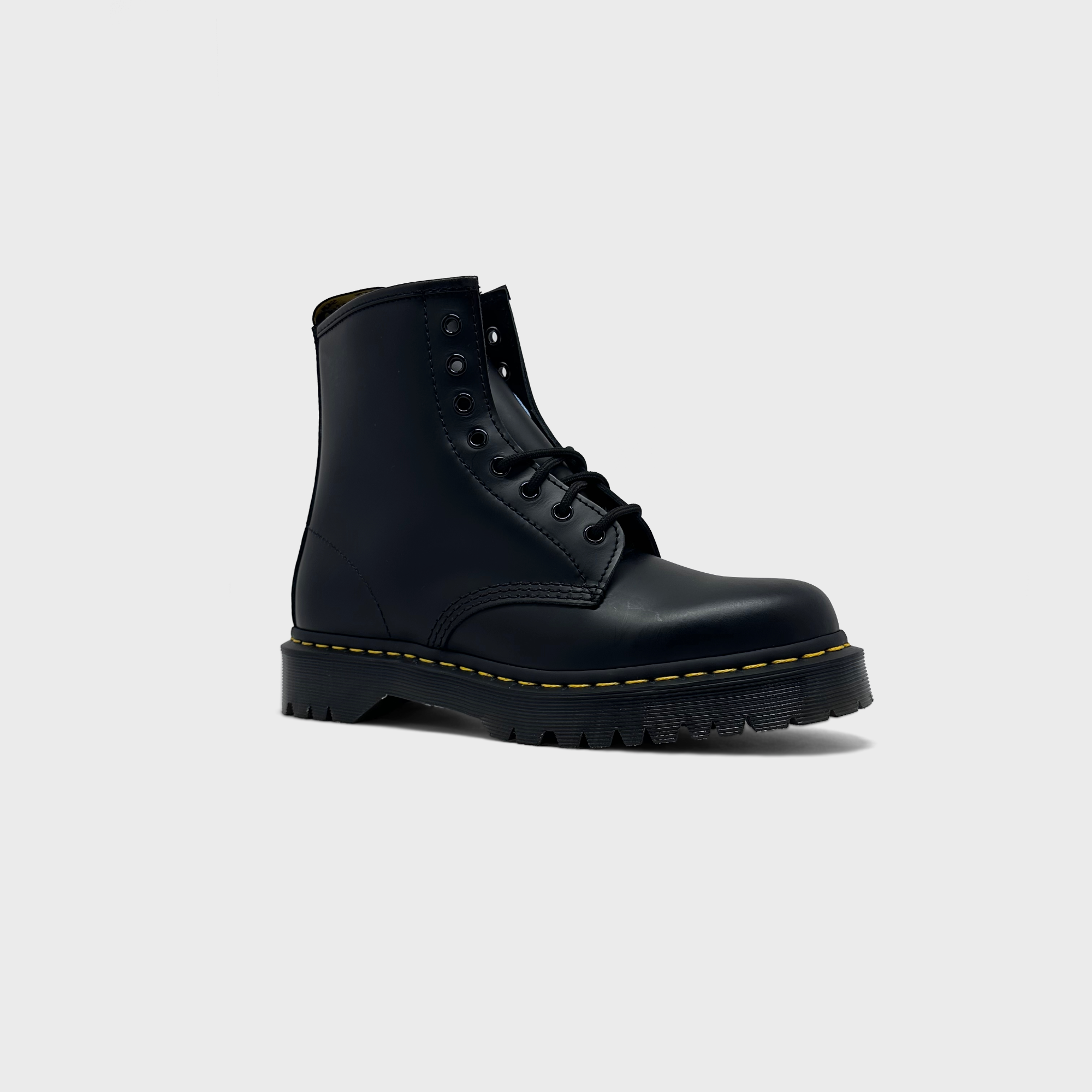 Dr. Martens 1460 Bex Black Sneaker schwarz schräg von vorne

