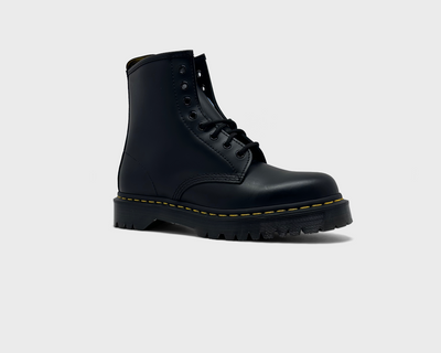 Dr. Martens 1460 Bex Black Sneaker schwarz schräg von vorne