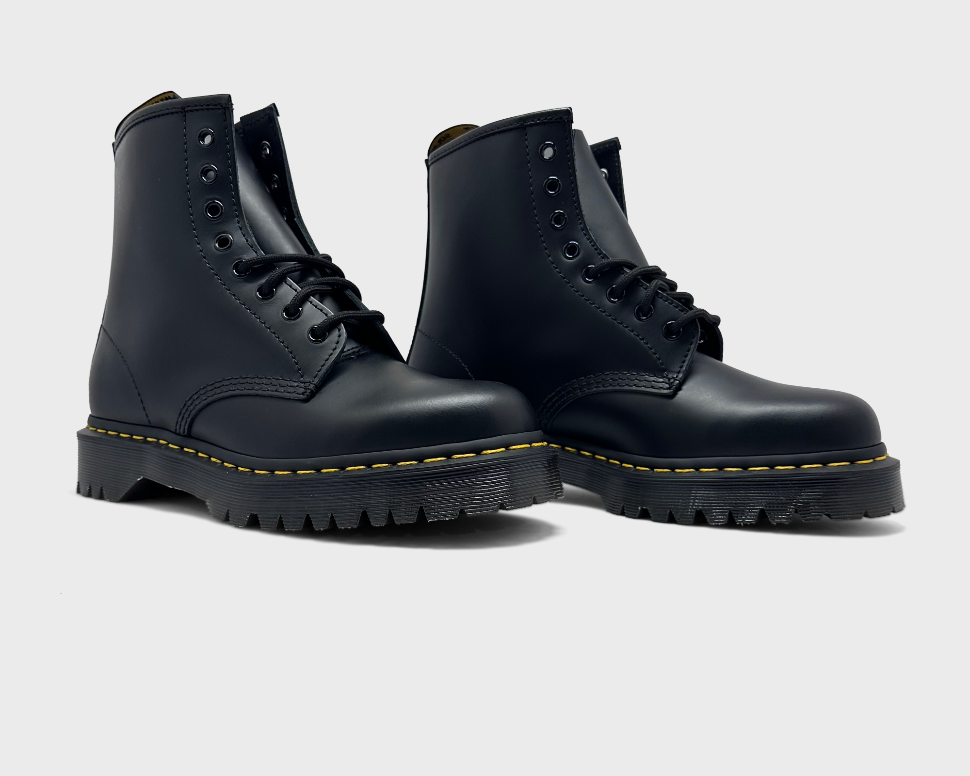 Dr. Martens 1460 Bex Black Sneaker schwarz Paar schräg von vorne
