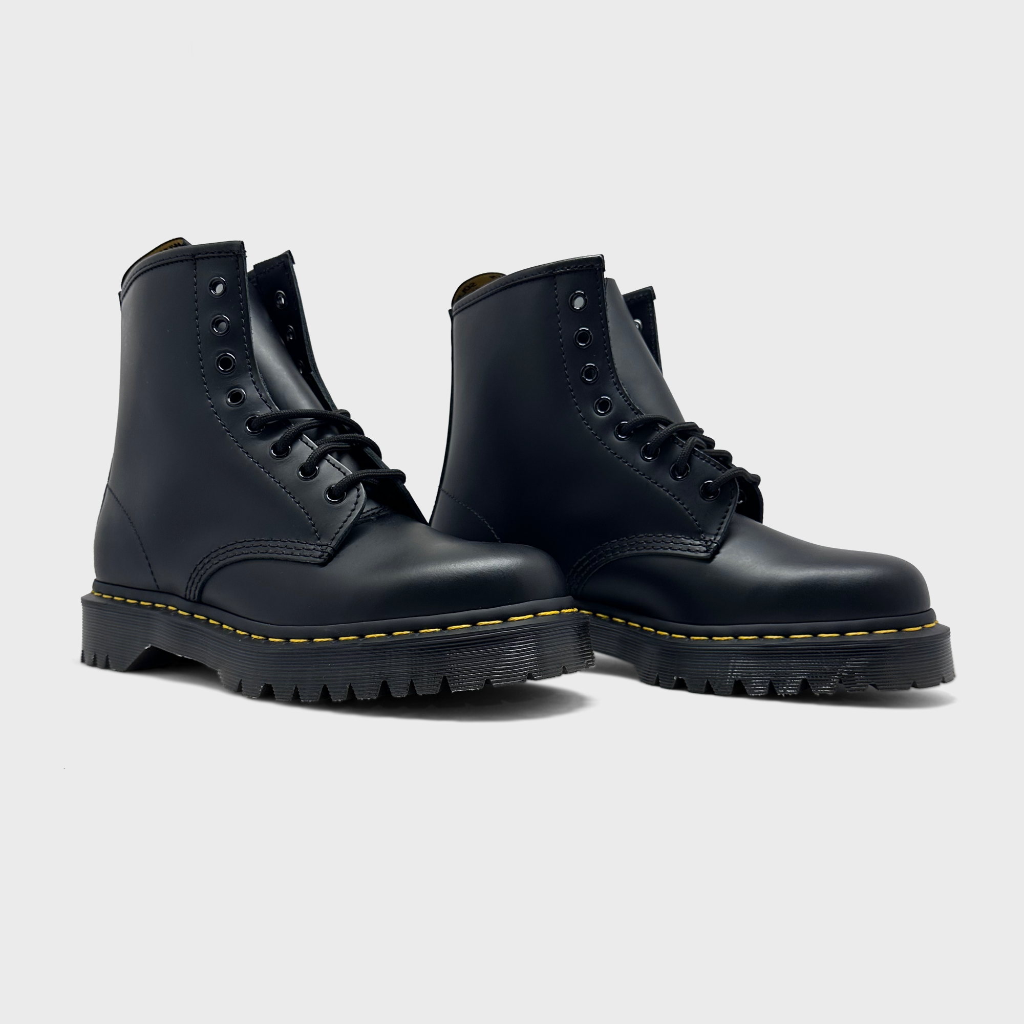 Dr. Martens 1460 Bex Black Sneaker schwarz Paar schräg von vorne
