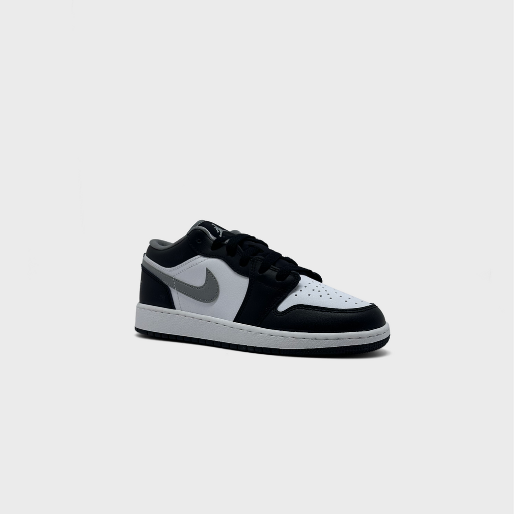 Jordan 1 Low Black White Grey Sneaker schwarz weiß grau schräg von vorne
