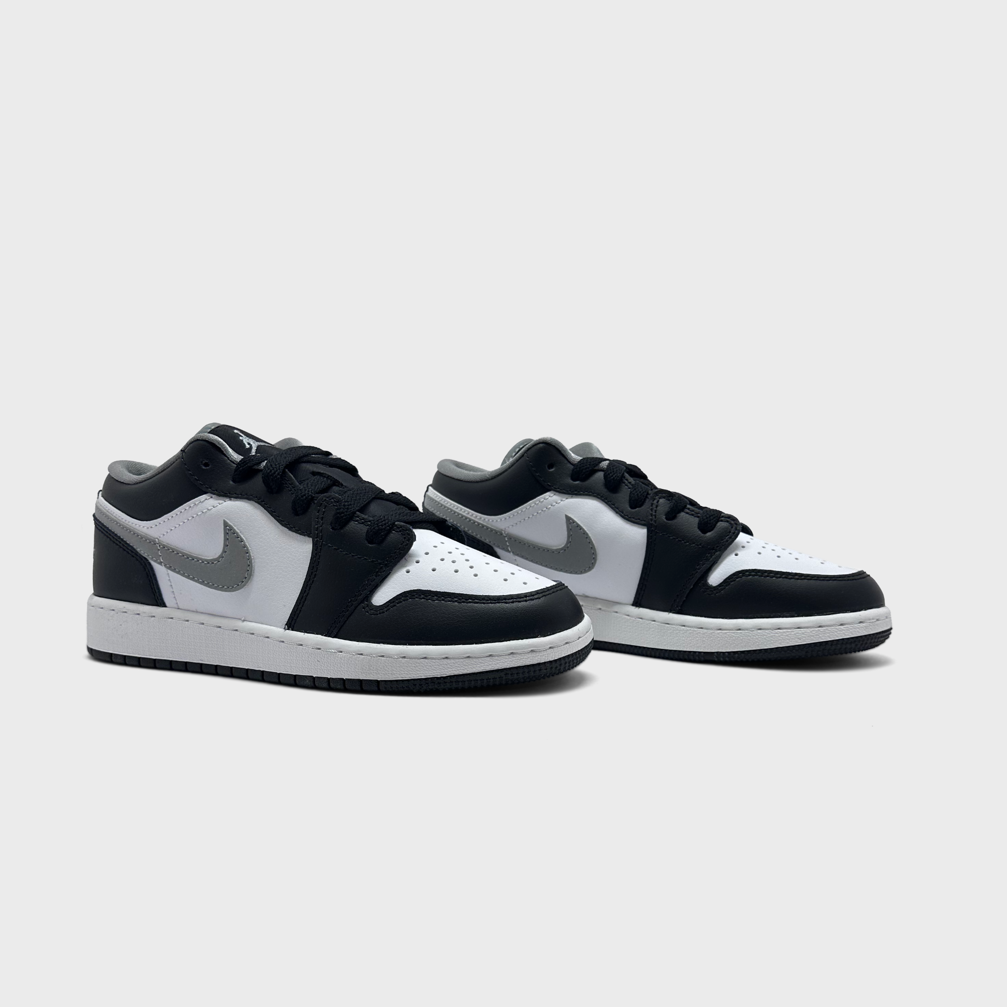 Jordan 1 Low Black White Grey Sneaker schwarz weiß grau Paar schräg von vorne
