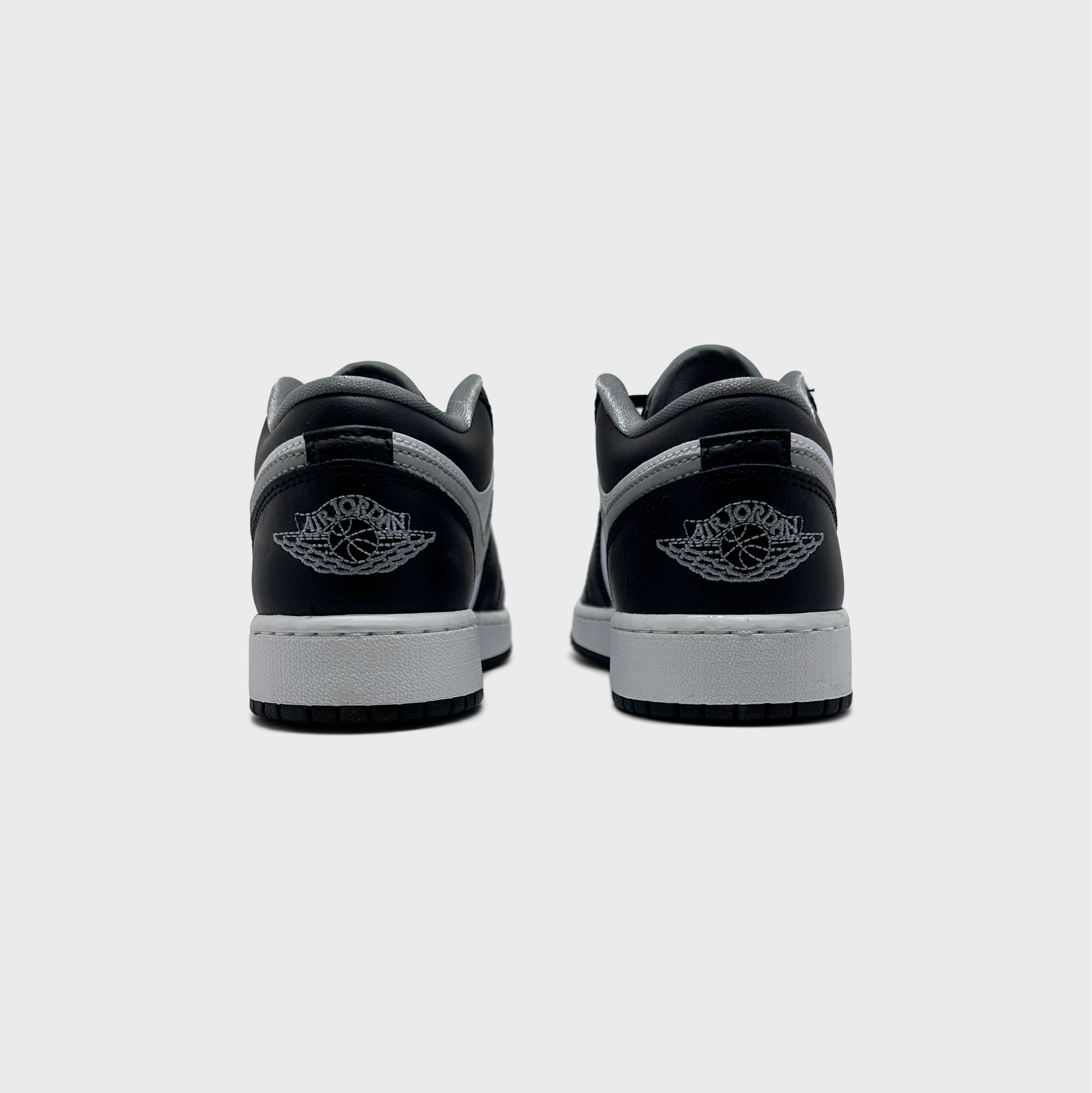 Jordan 1 Low Black White Grey Sneaker schwarz weiß grau Sneaker Paar Rückansicht
