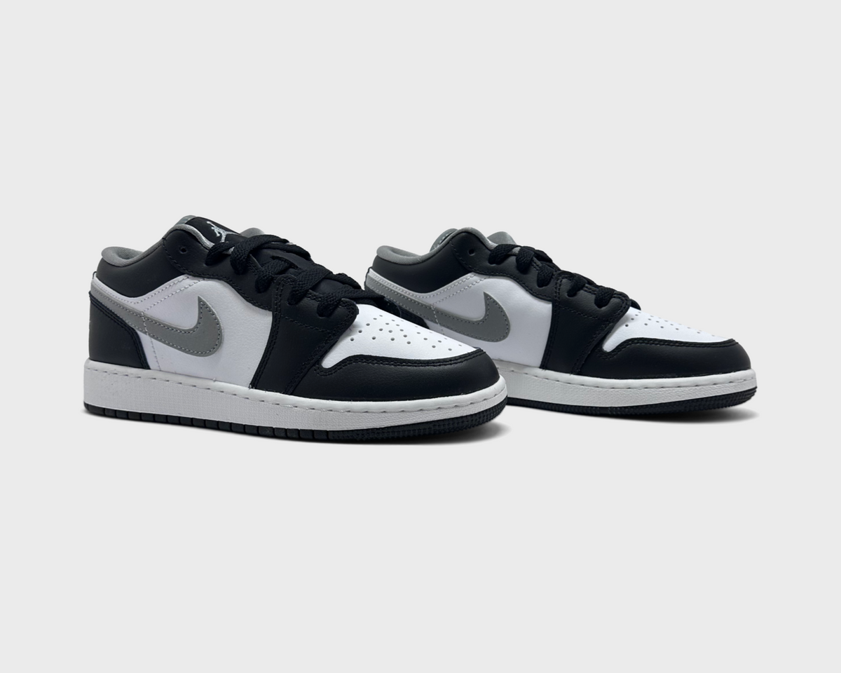 Nike Air Jordan 1 Low Black White Grey Sneaker schwarz weiß grau Paar schräg von vorne