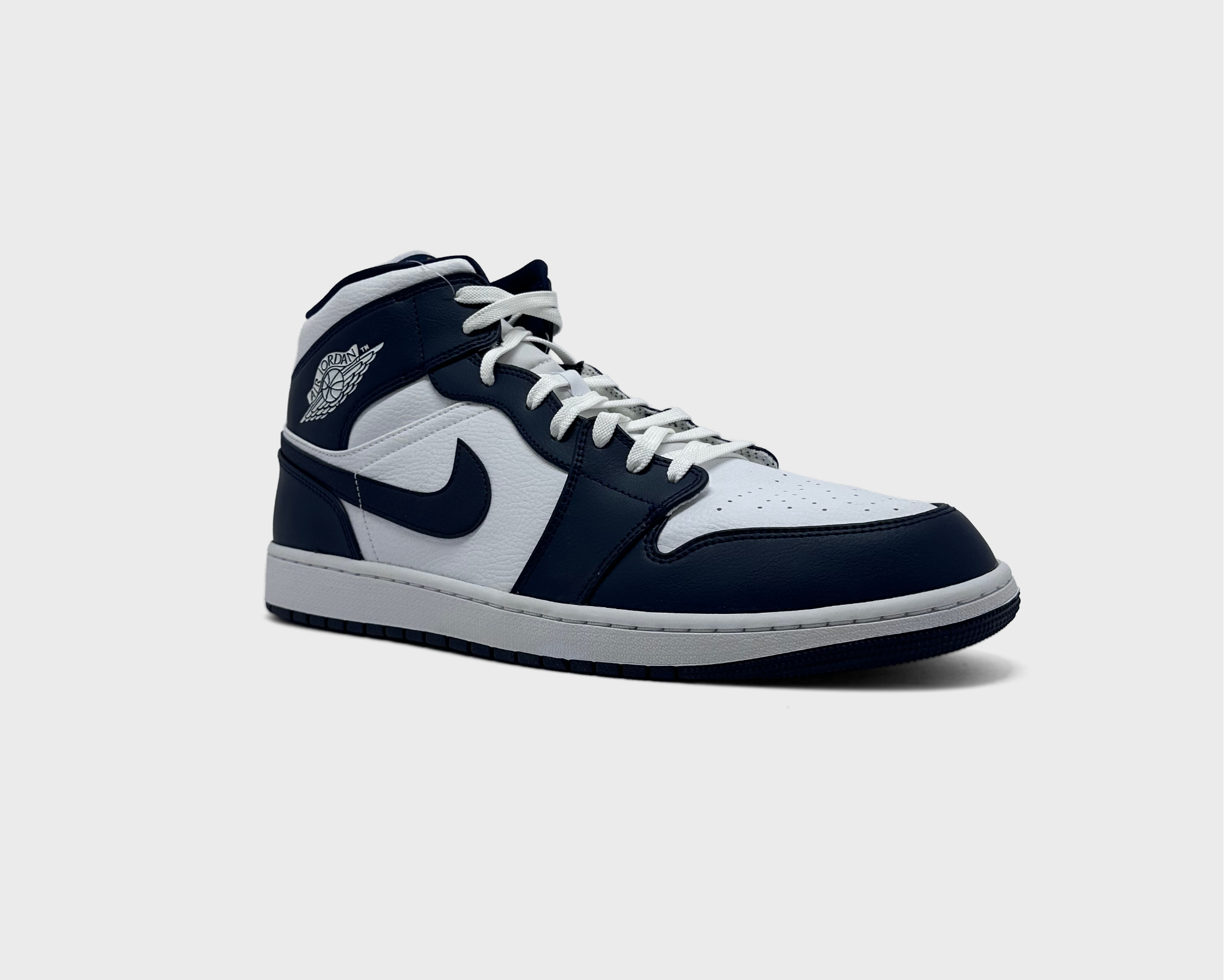 Jordan 1 Mid Obsidian Sneaker blau weiß schräg von vorne
