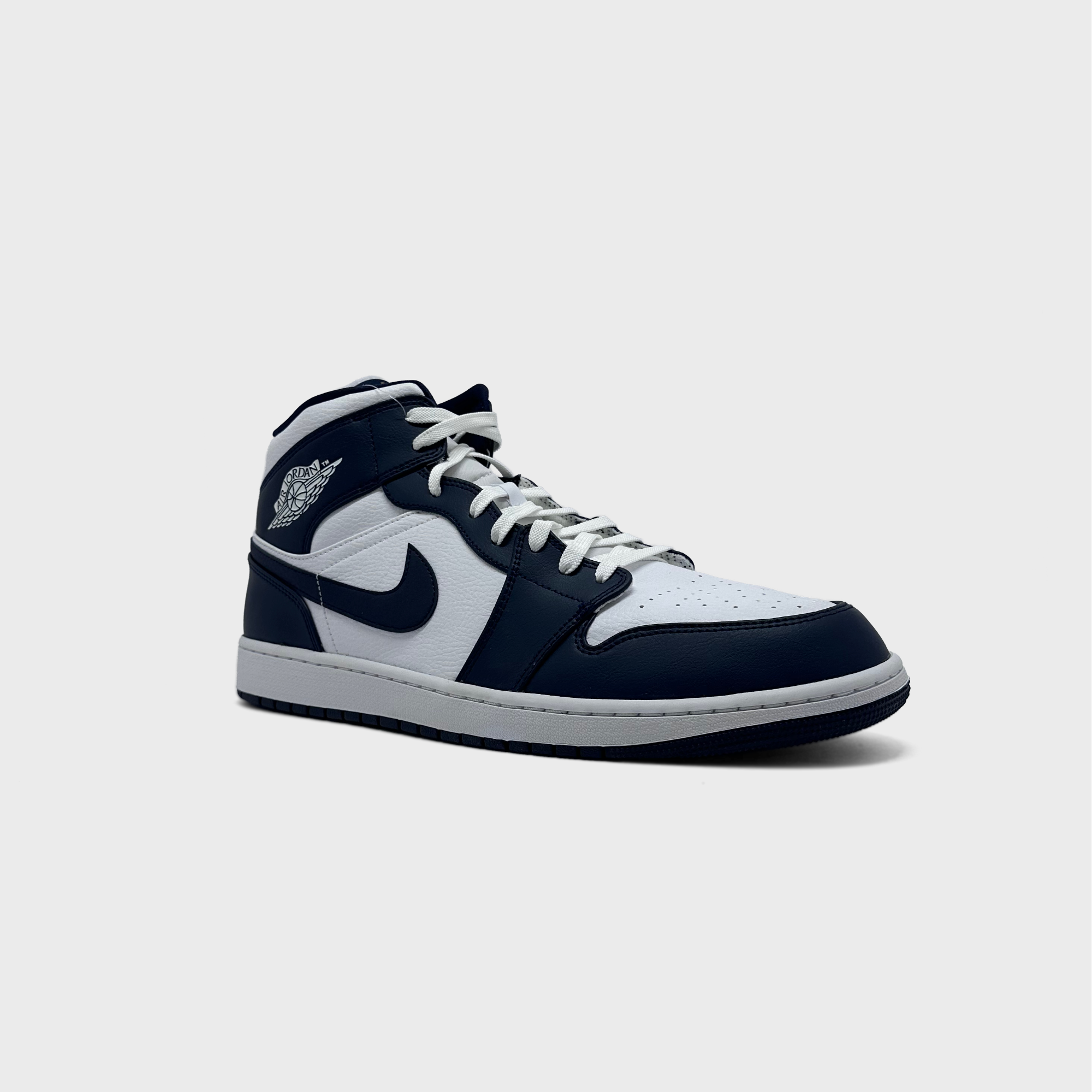 Jordan 1 Mid Obsidian Sneaker blau weiß schräg von vorne
