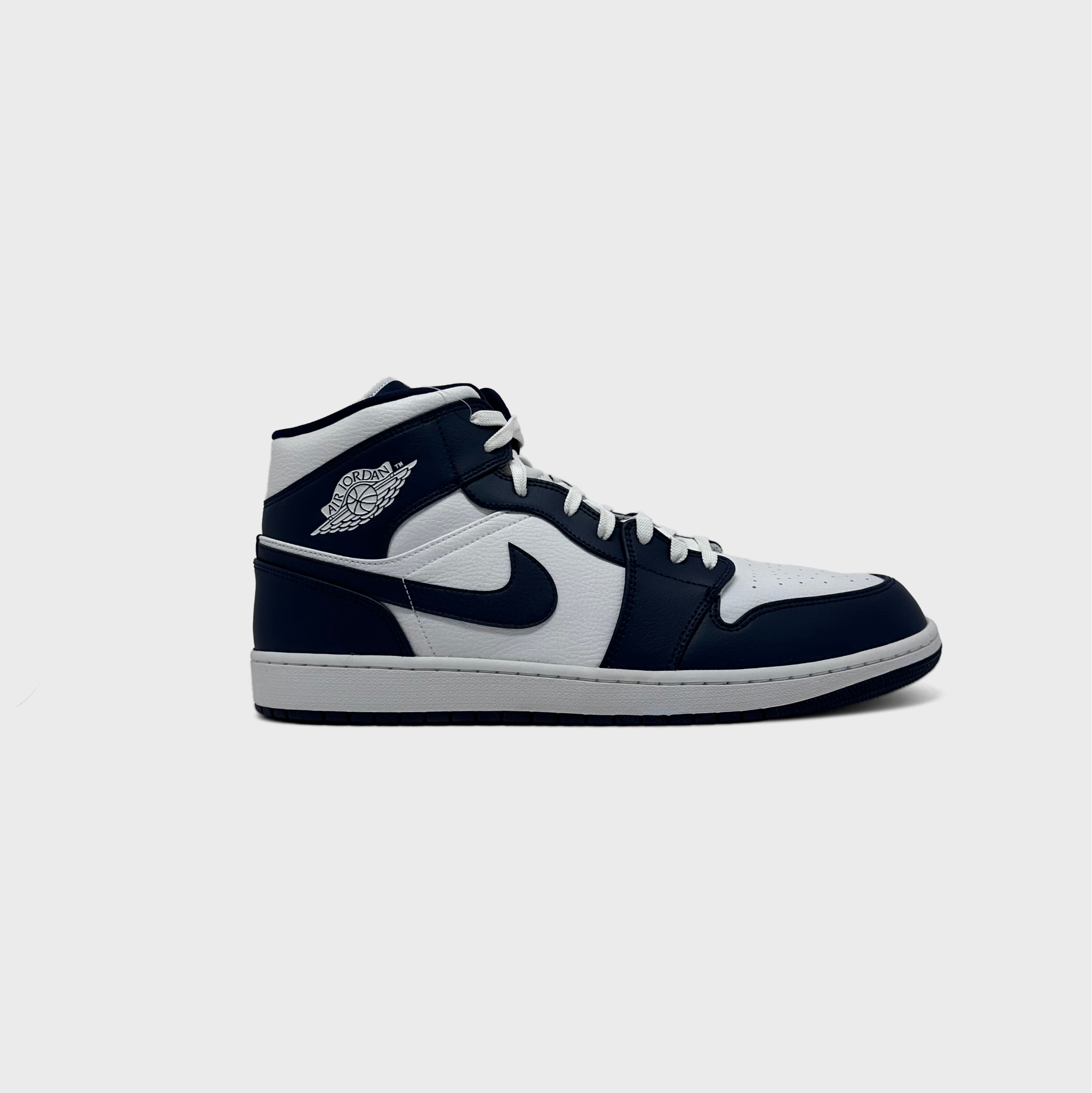Jordan 1 Mid Obsidian Sneaker blau weiß Außenseite Seitenansicht
