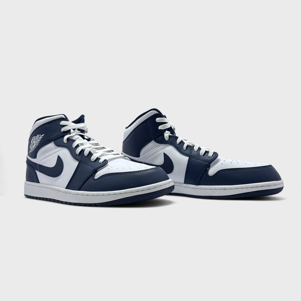 Jordan 1 Mid Obsidian Sneaker blau weiß Paar schräg von vorne
