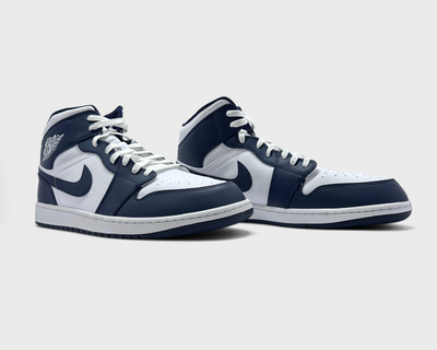 Jordan 1 Mid Obsidian Sneaker blau weiß Paar schräg von vorne
