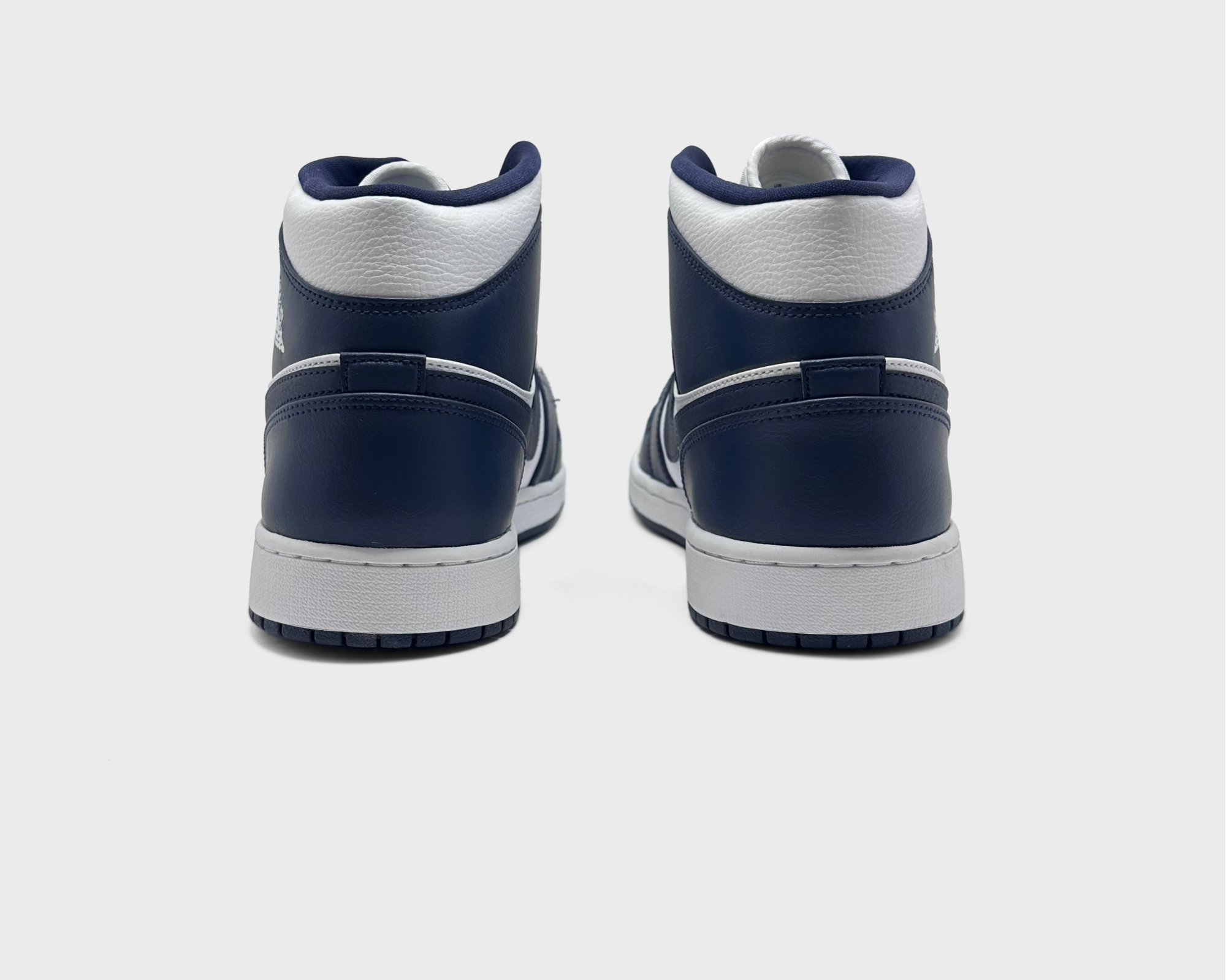Jordan 1 Mid Obsidian Sneaker blau weiß Sneaker Paar Rückansicht
