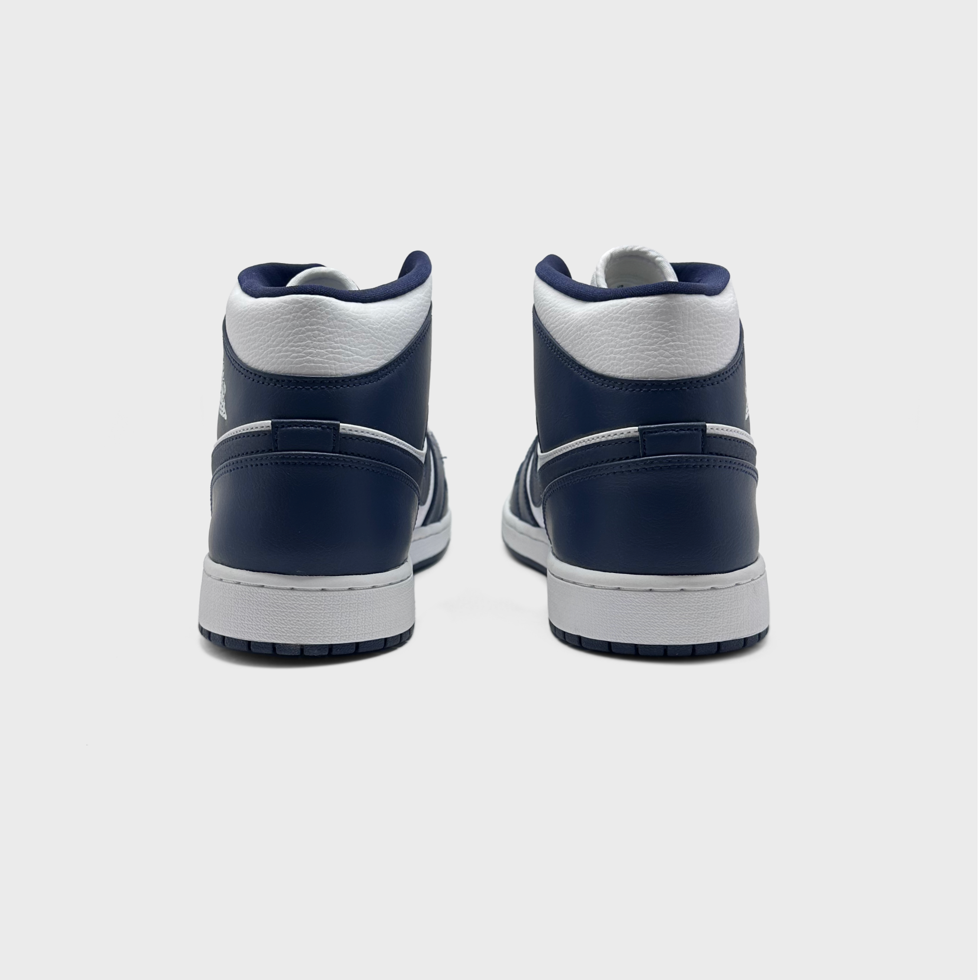 Jordan 1 Mid Obsidian Sneaker blau weiß Sneaker Paar Rückansicht

