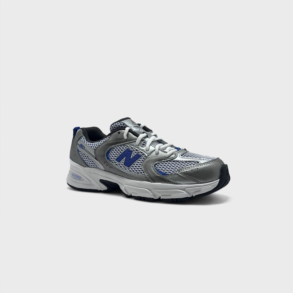 New Balance 530 Silver Blue Sneaker silber blau schräg von vorne
