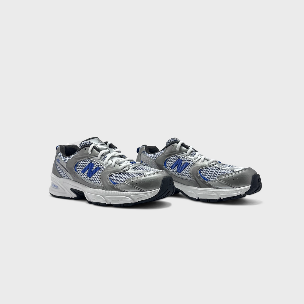 New Balance 530 Silver Blue Sneaker silber blau Paar schräg von vorne
