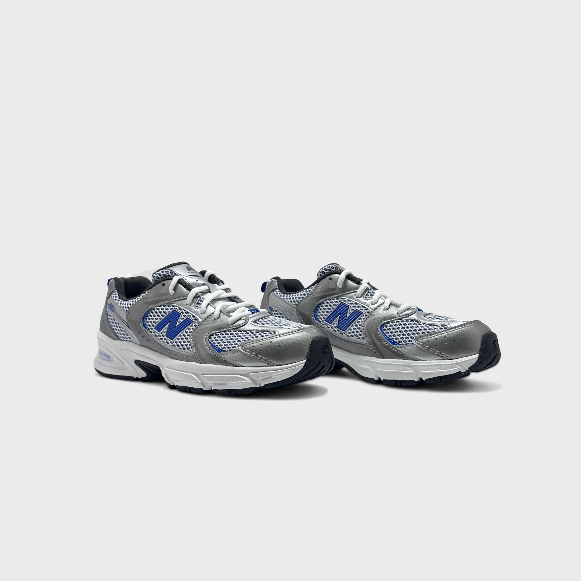 New Balance 530 Silver Blue Sneaker silber blau Paar schräg von vorne
