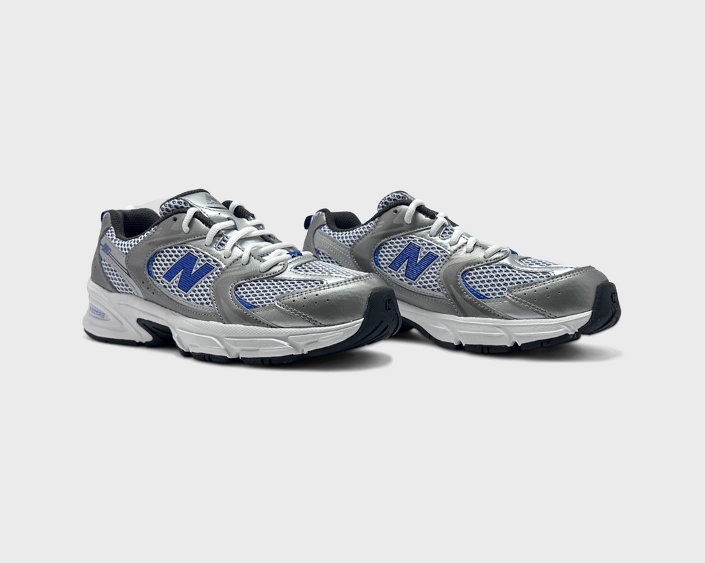 New Balance 530 Silver Blue Kids Sneaker silber blau Paar schräg von vorne