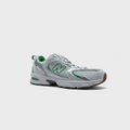 New Balance 530 Silver Green Sneaker silber grün schräg von vorne

