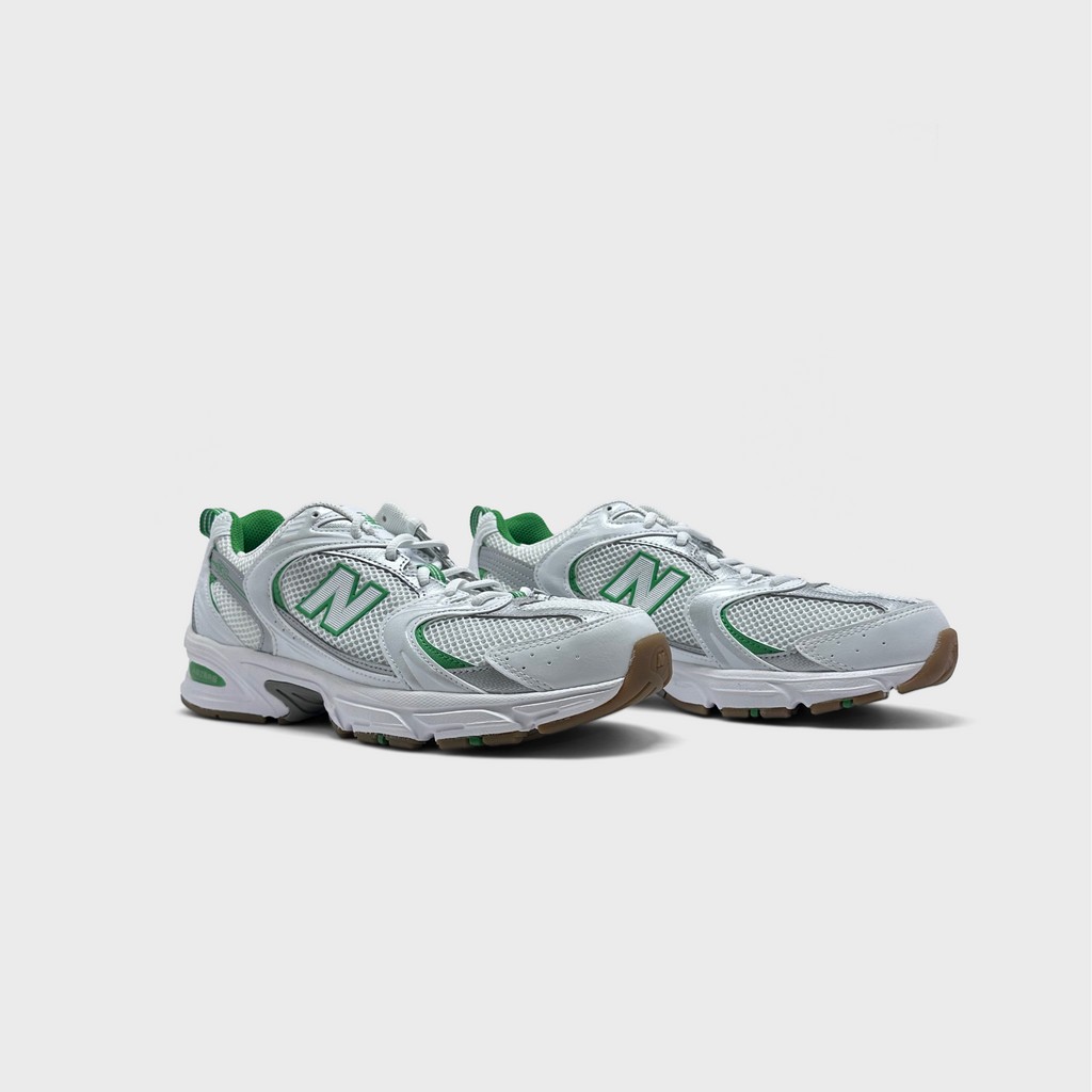 New Balance 530 Silver Green Sneaker silber grün Paar schräg von vorne
