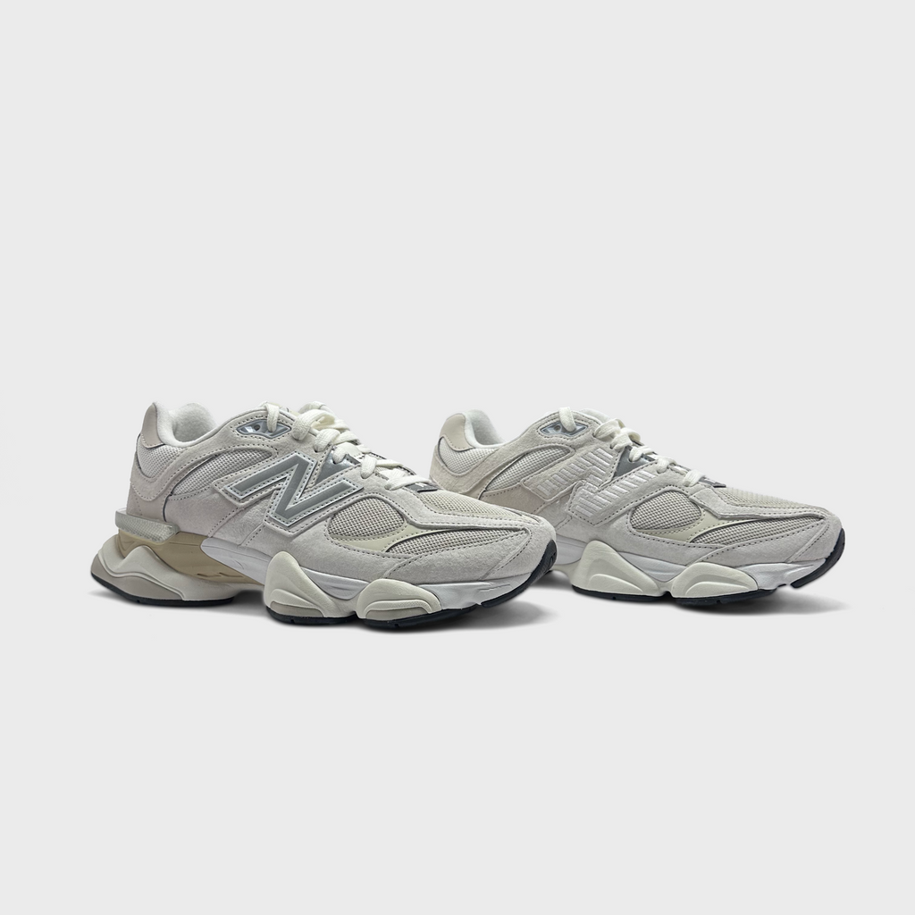 New Balance 9060 Beige Sneaker beige Paar schräg von vorne

