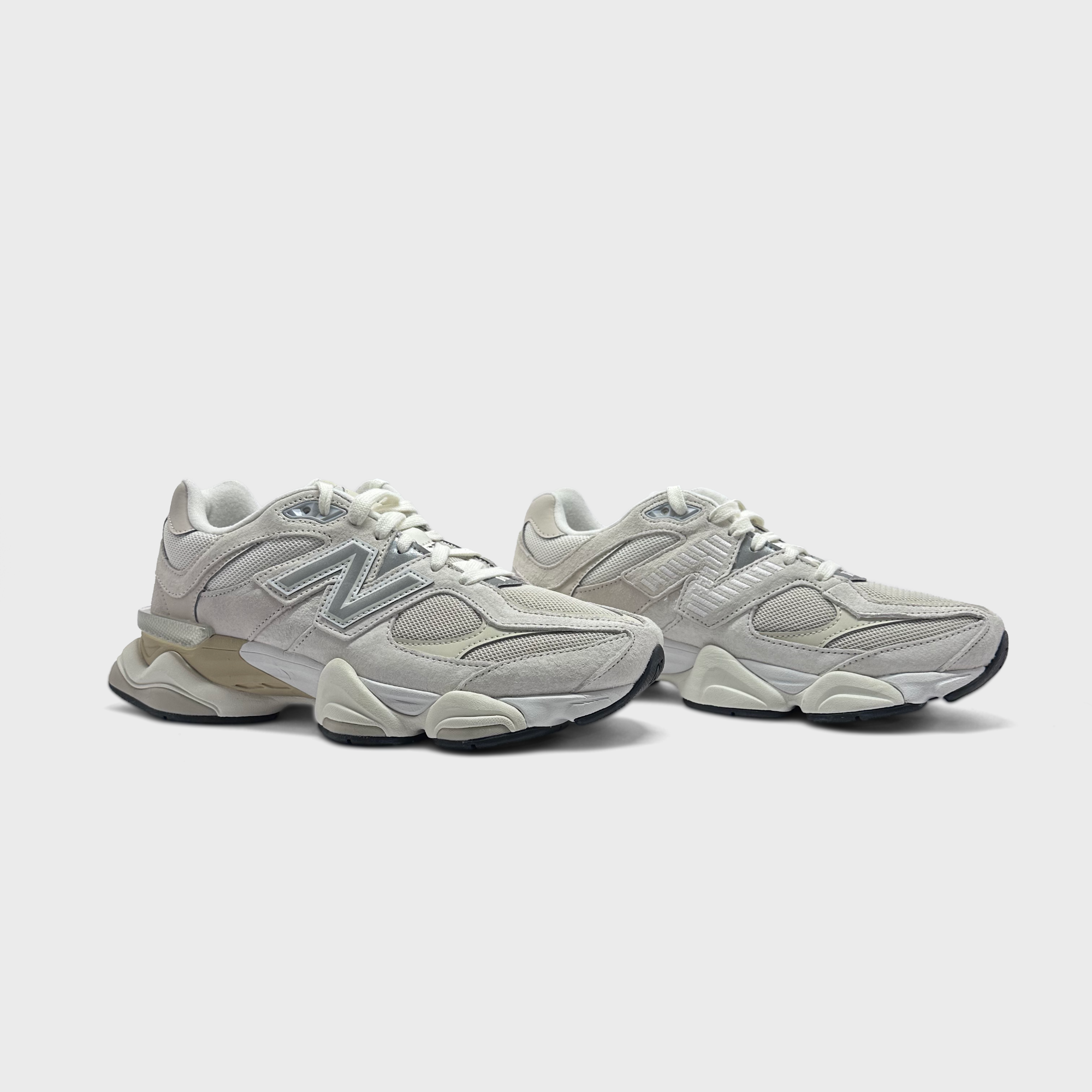 New Balance 9060 Beige Sneaker beige Paar schräg von vorne
