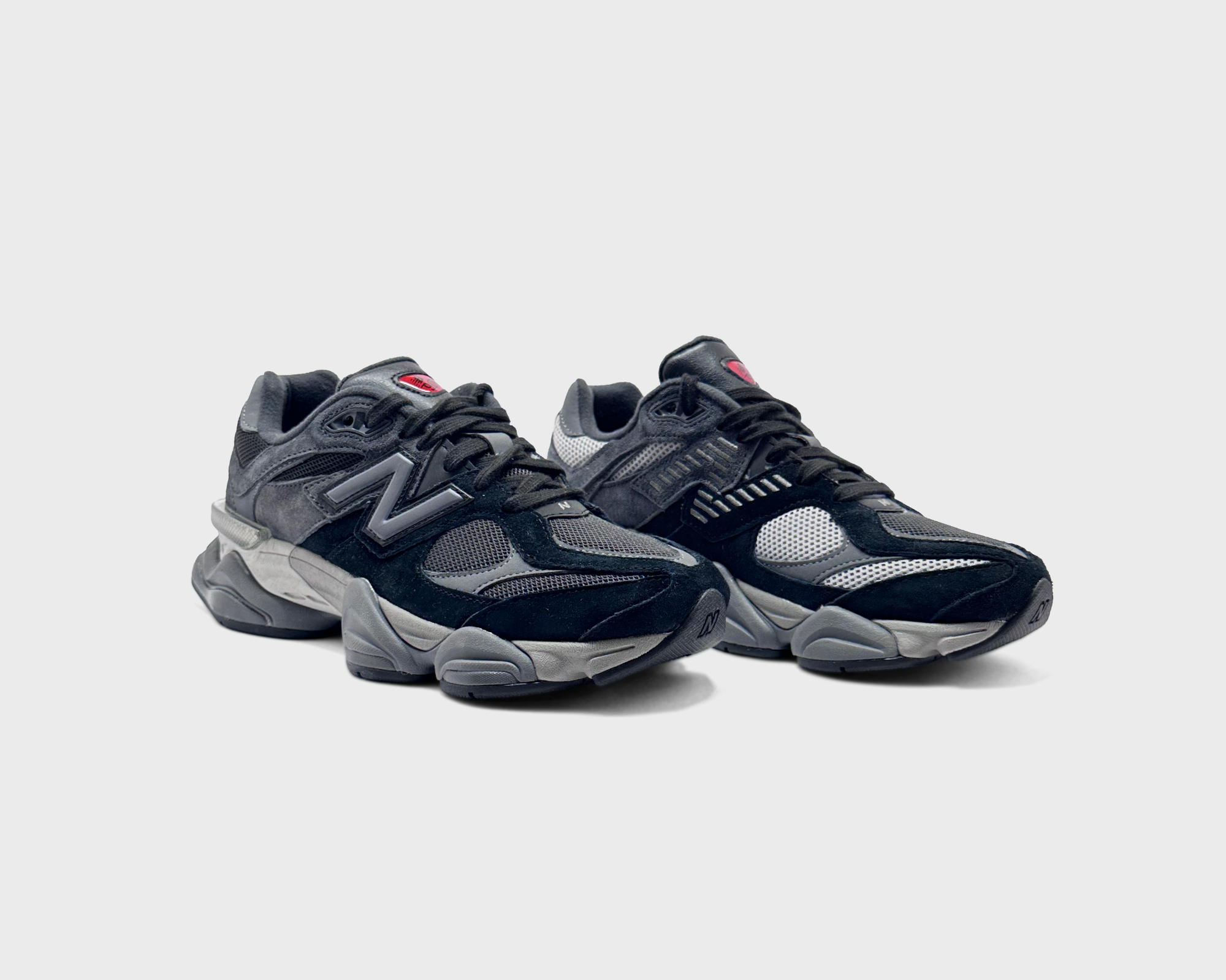 New Balance 9060 Black Grey Sneaker schwarz grau Paar schräg von vorne
