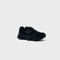 New Balance 9060 Black Kids Sneaker schwarz schräg von vorne
