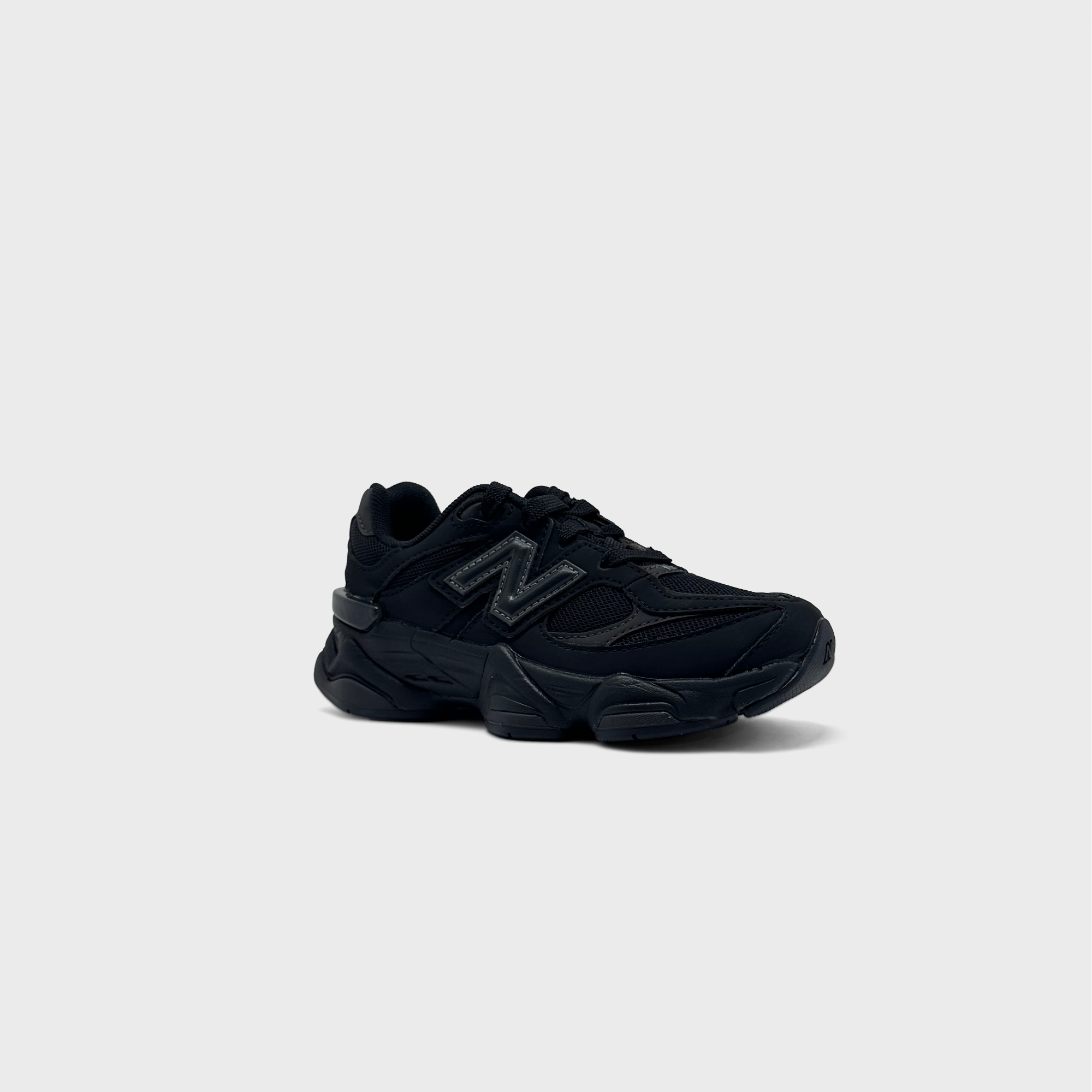New Balance 9060 Black Kids Sneaker schwarz schräg von vorne
