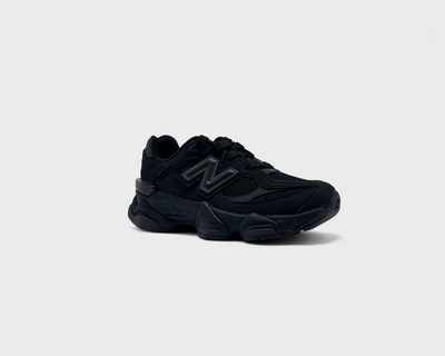 New Balance 9060 Black Kids Sneaker schwarz schräg von vorne
