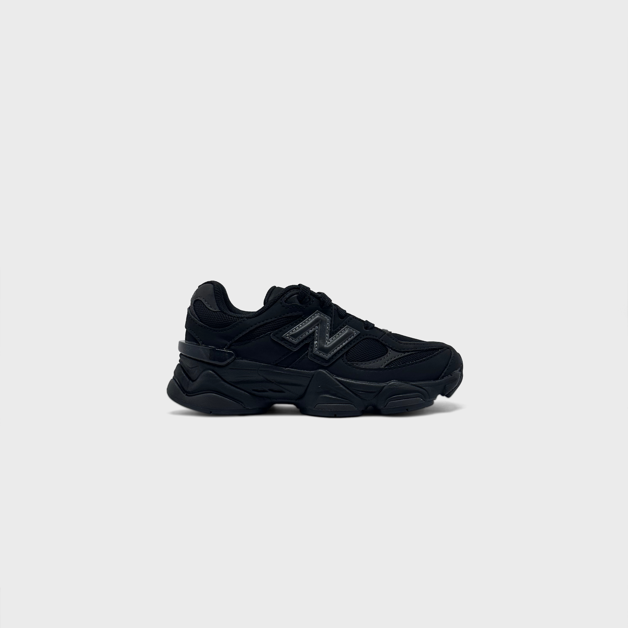 New Balance 9060 Black Kids Sneaker schwarz Außenseite Seitenansicht
