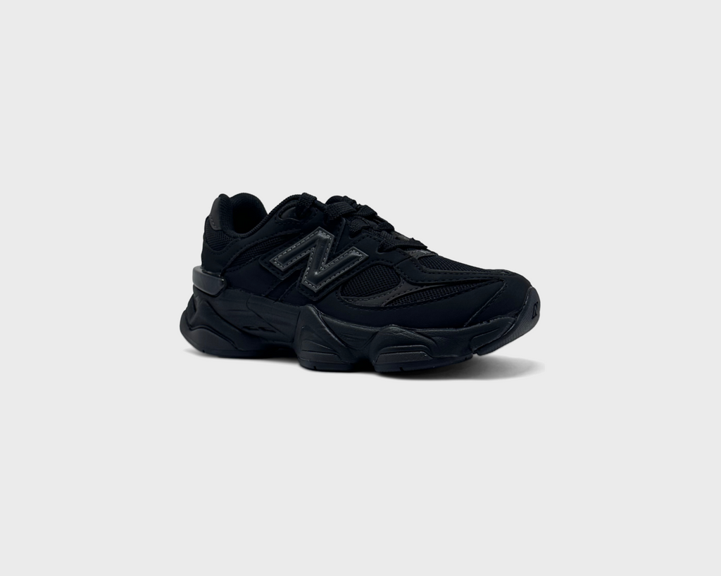 New Balance 9060 Black Kids Sneaker schwarz schräg von vorne