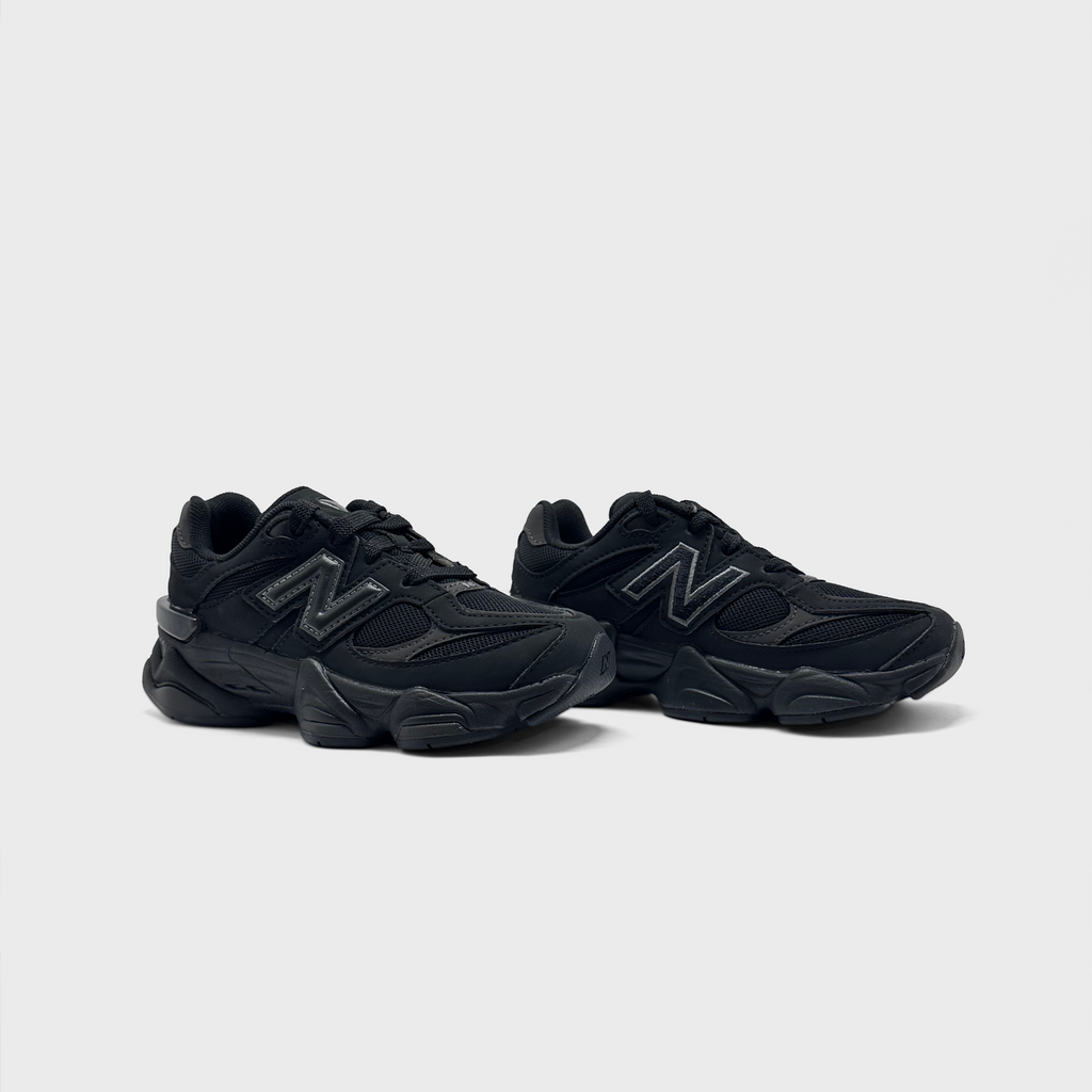 New Balance 9060 Black Kids Sneaker schwarz Paar schräg von vorne
