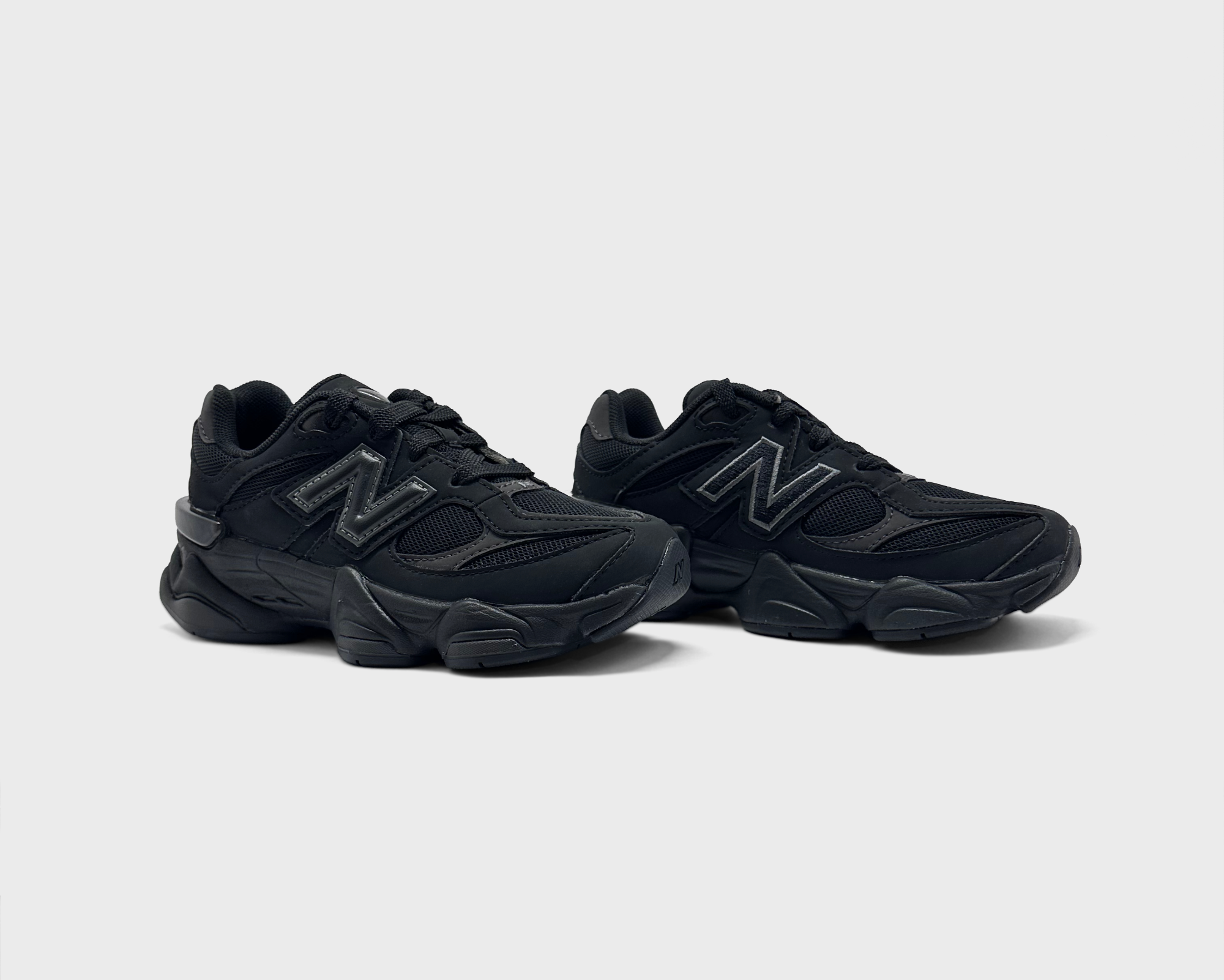 New Balance 9060 Black Kids Sneaker schwarz Paar schräg von vorne
