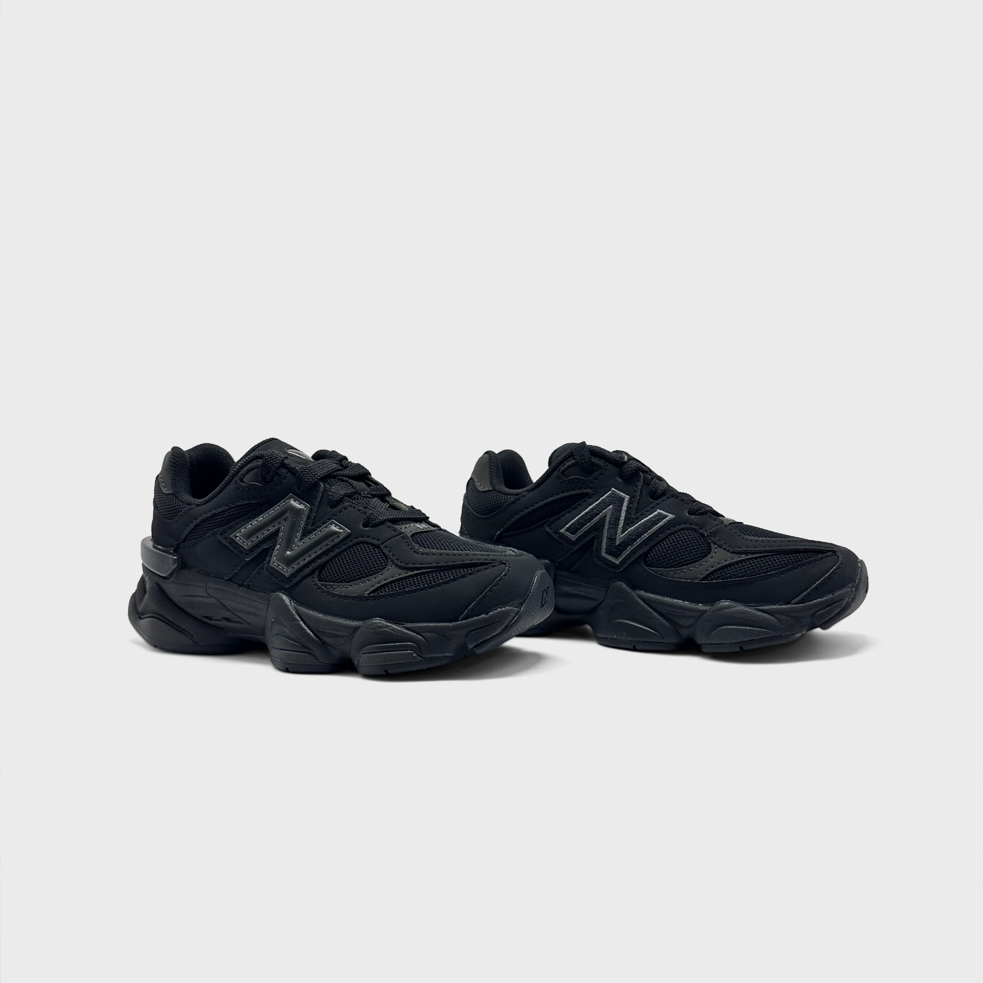 New Balance 9060 Black Kids Sneaker schwarz Paar schräg von vorne
